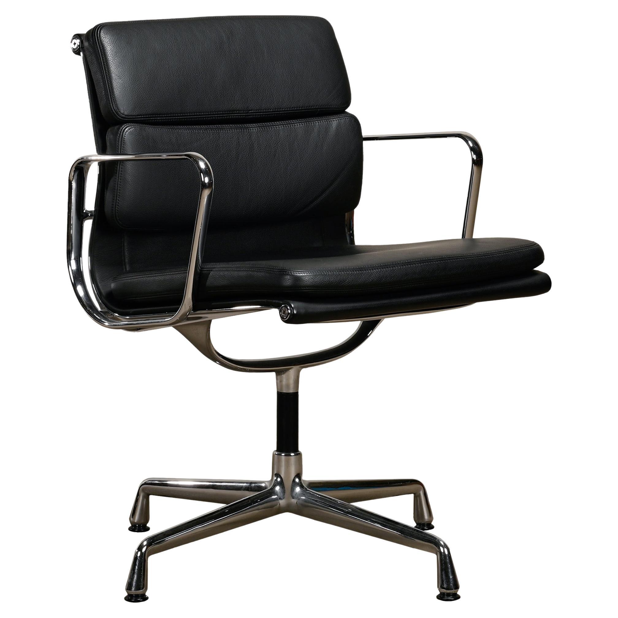 Chaise de salle à manger ou de conférence Charles and Ray Eames EA208 en cuir noir, Vitra