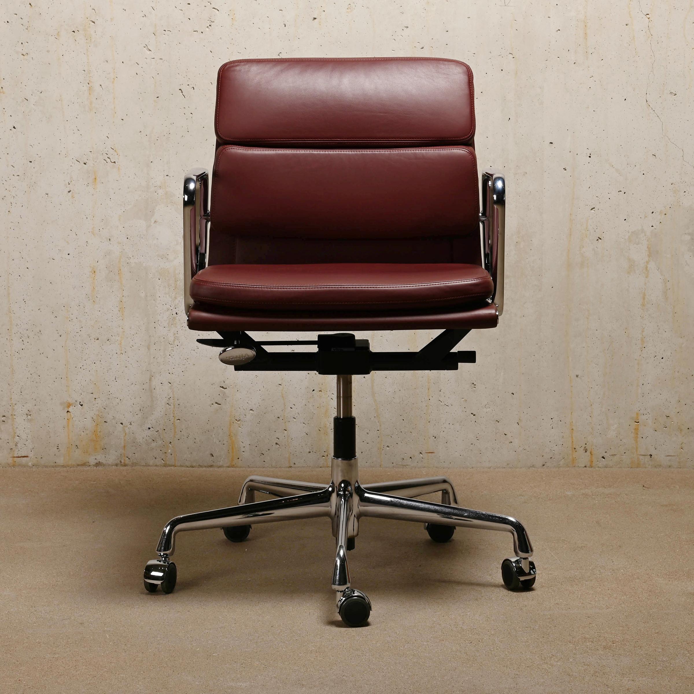 Beautiful office chair EA217 belonging to the famous Aluminum Series designed by Charles & Ray Eames for Herman Miller (US) / Vitra (EU). Exceptional comfort is guaranteed with the soft cushions in premium leather, height adjustment and tilt/swivel