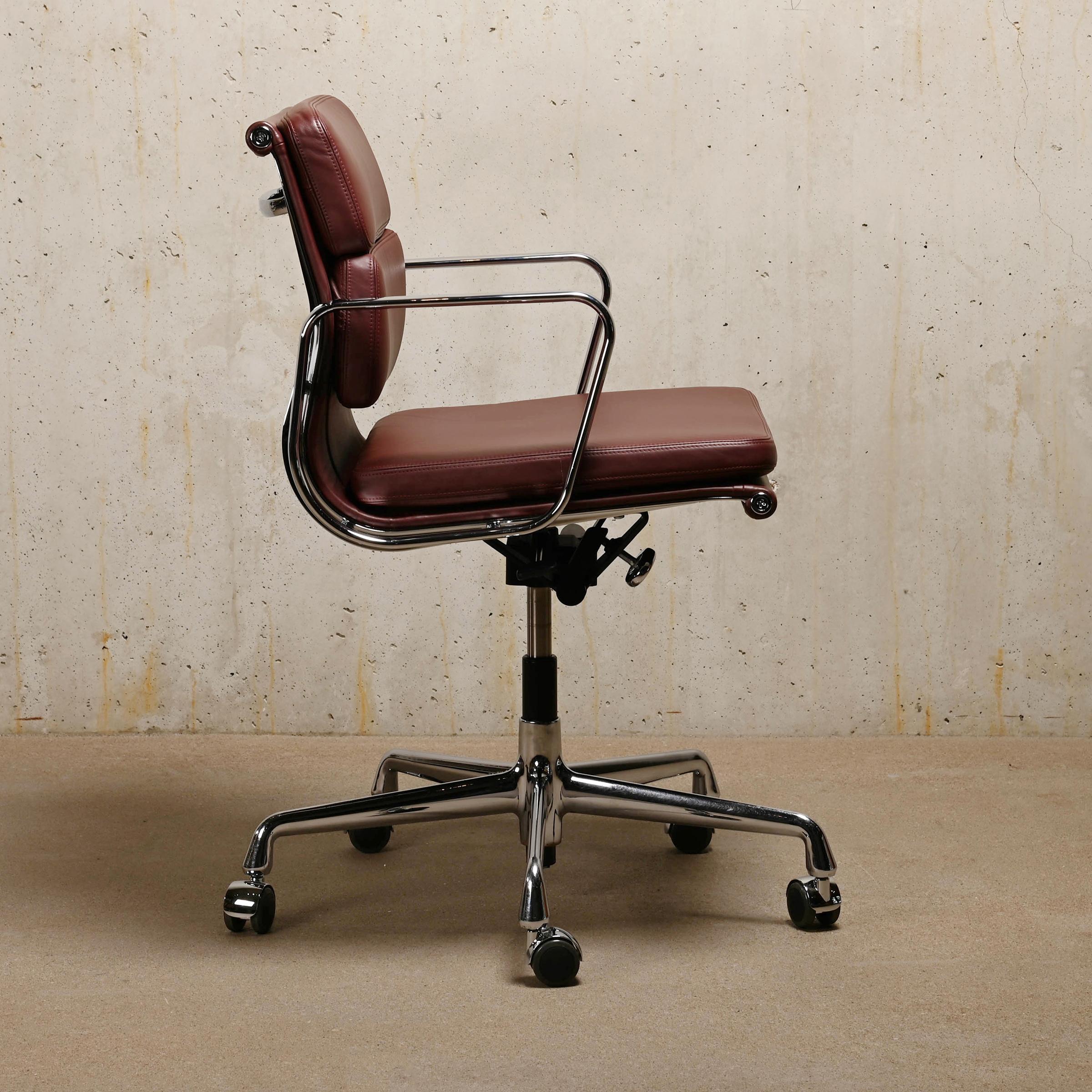 Mid-Century Modern Charles & Ray Eames EA217 Office Chair in Brandy Leather and Chrome, Vitra