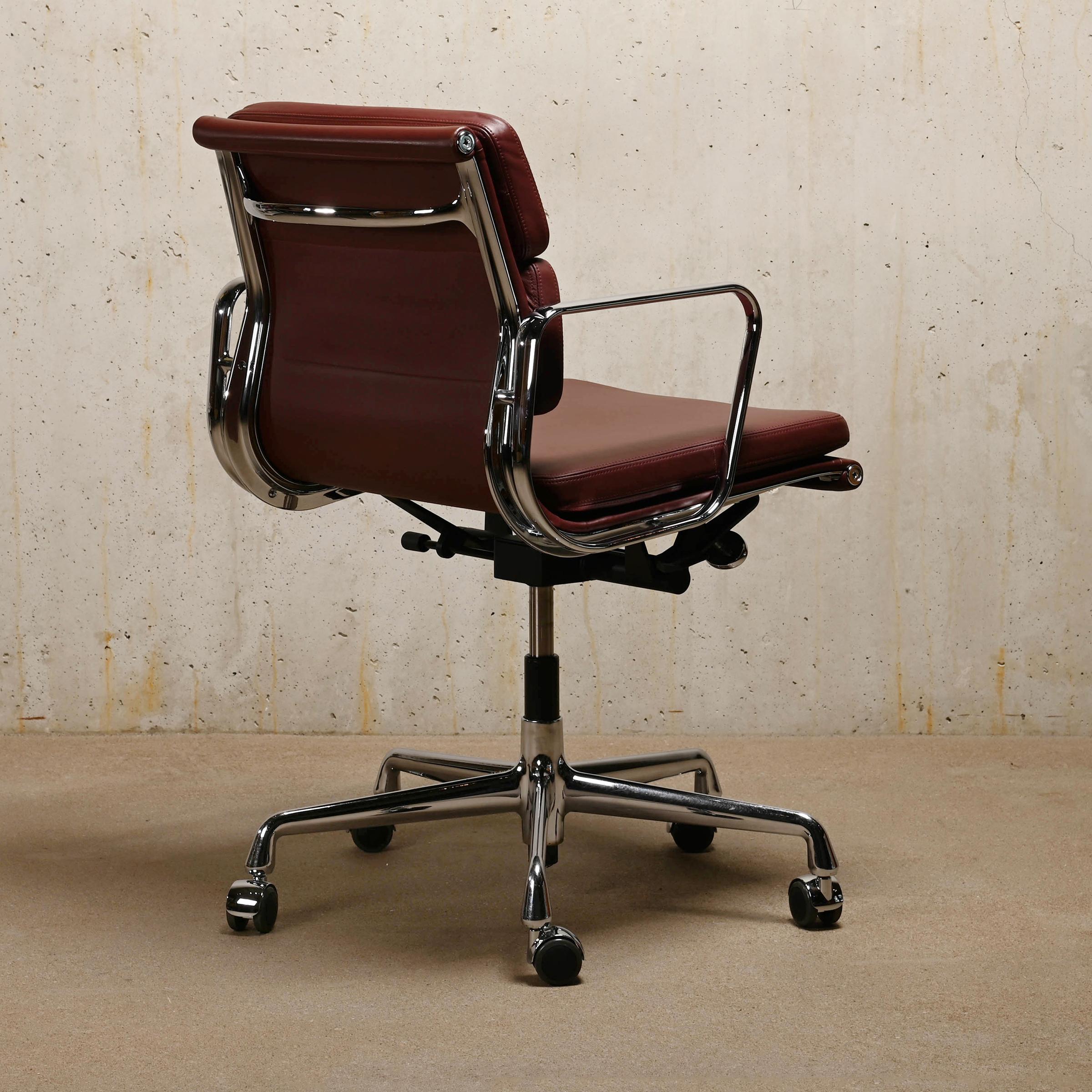 German Charles & Ray Eames EA217 Office Chair in Brandy Leather and Chrome, Vitra