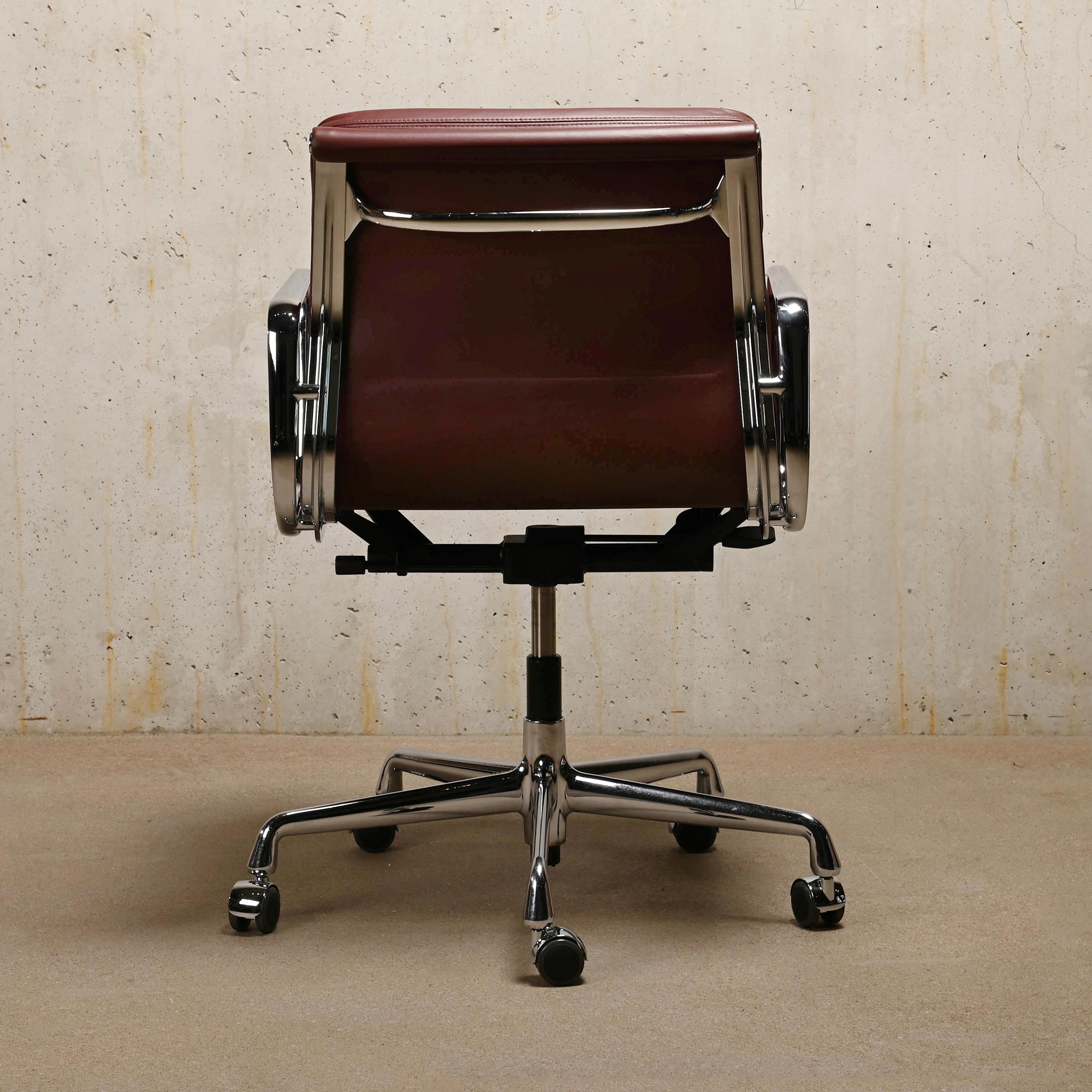 Charles & Ray Eames EA217 Office Chair in Brandy Leather and Chrome, Vitra In Good Condition In Amsterdam, NL