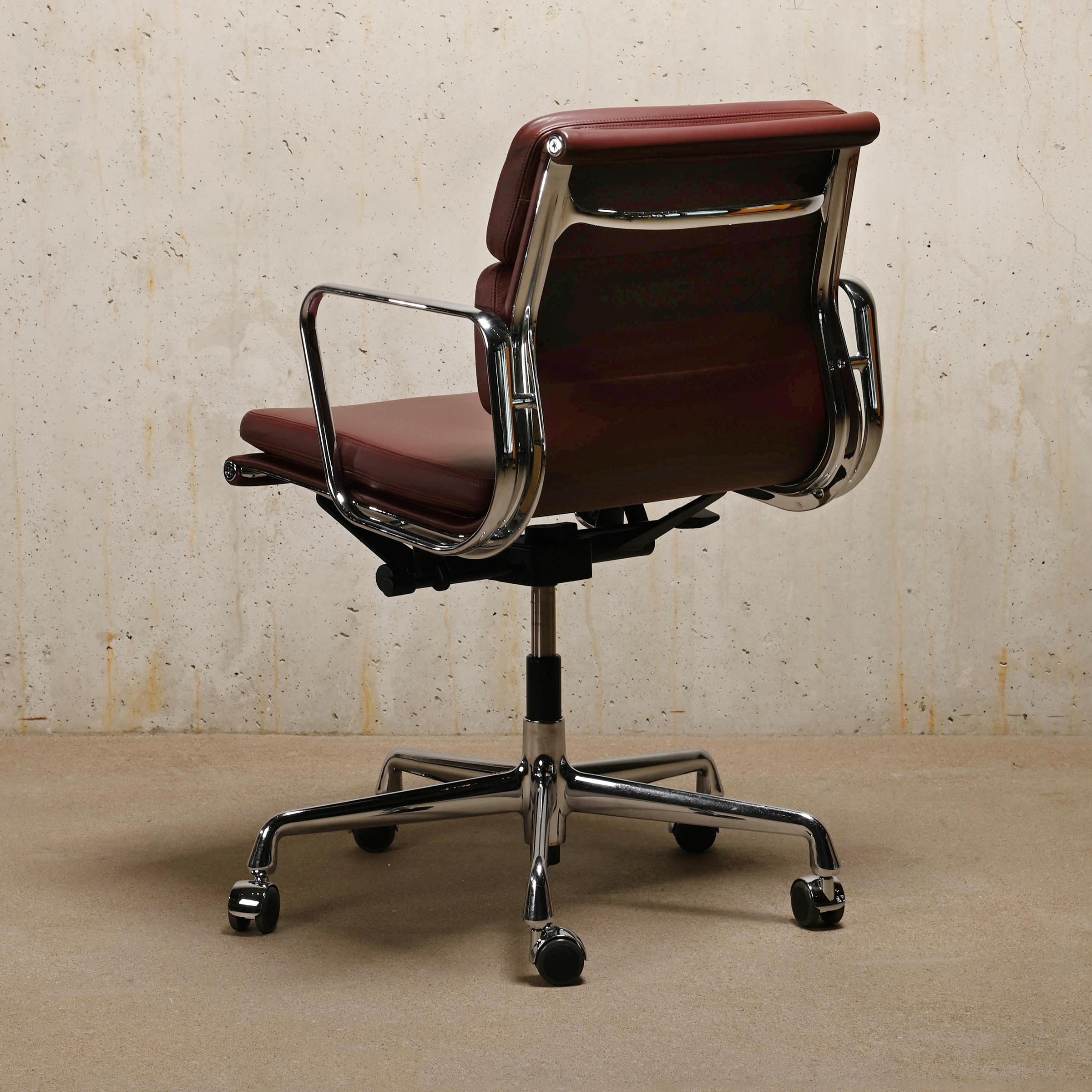 Mid-20th Century Charles & Ray Eames EA217 Office Chair in Brandy Leather and Chrome, Vitra