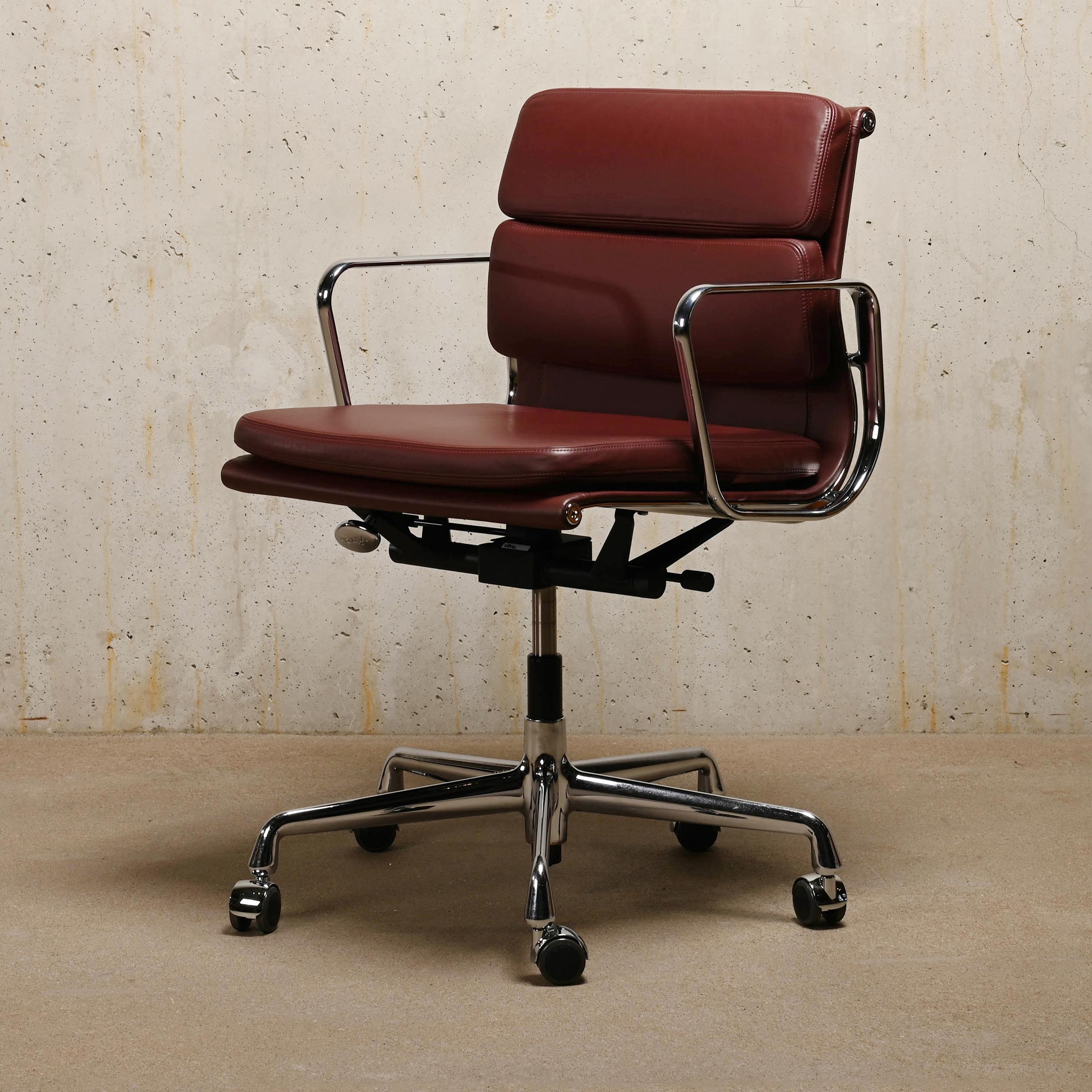 Aluminum Charles & Ray Eames EA217 Office Chair in Brandy Leather and Chrome, Vitra