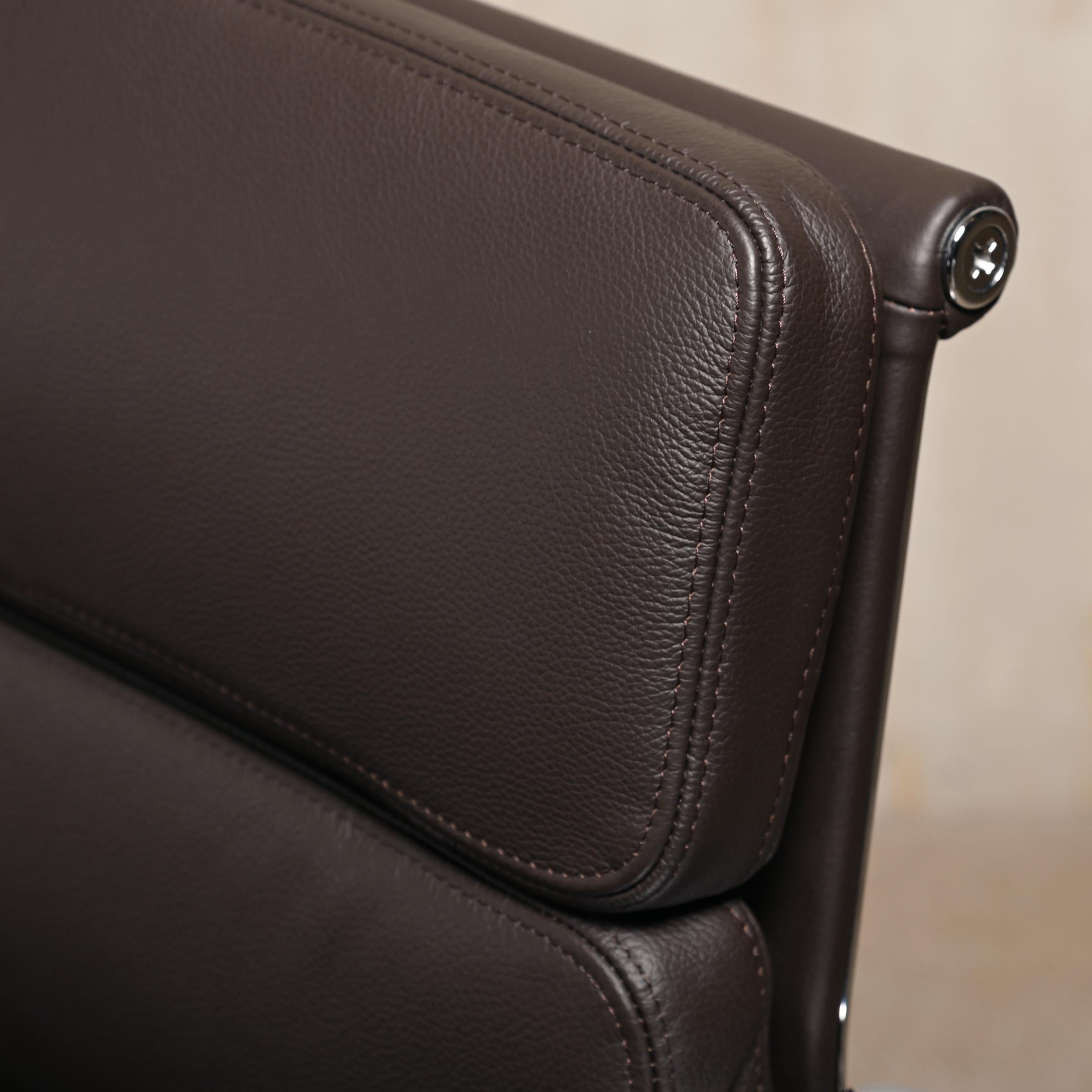Chaise de bureau Charles and Ray Eames EA217 en cuir Chocolate Brown, Vitra en vente 8
