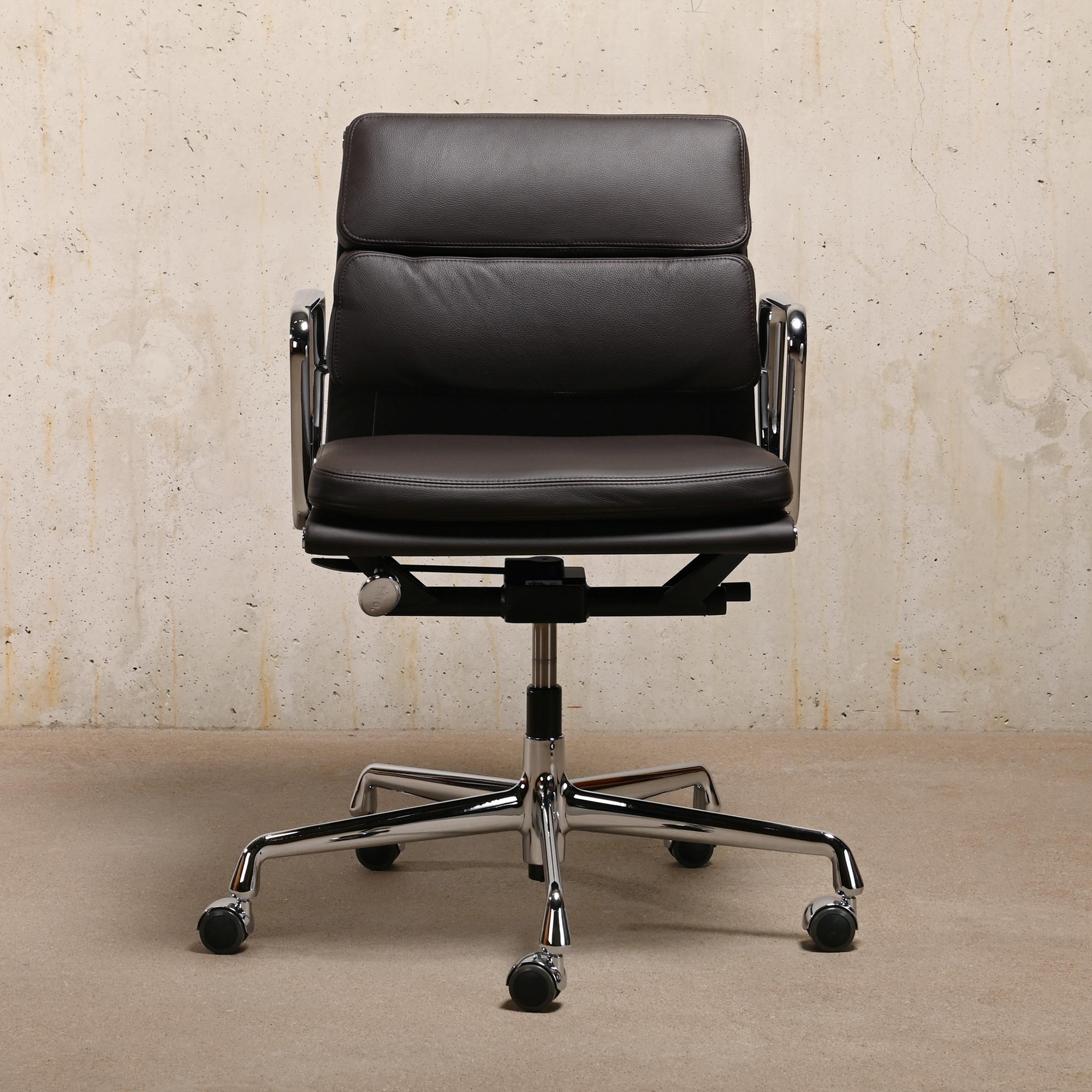 Magnifique nouvelle chaise de bureau EA217 appartenant à la série iconique Aluminium Series conçue par Charles & Ray Eames pour Herman Miller (US) / Vitra (EU). Un confort exceptionnel est garanti grâce aux coussins en cuir souple, au réglage en