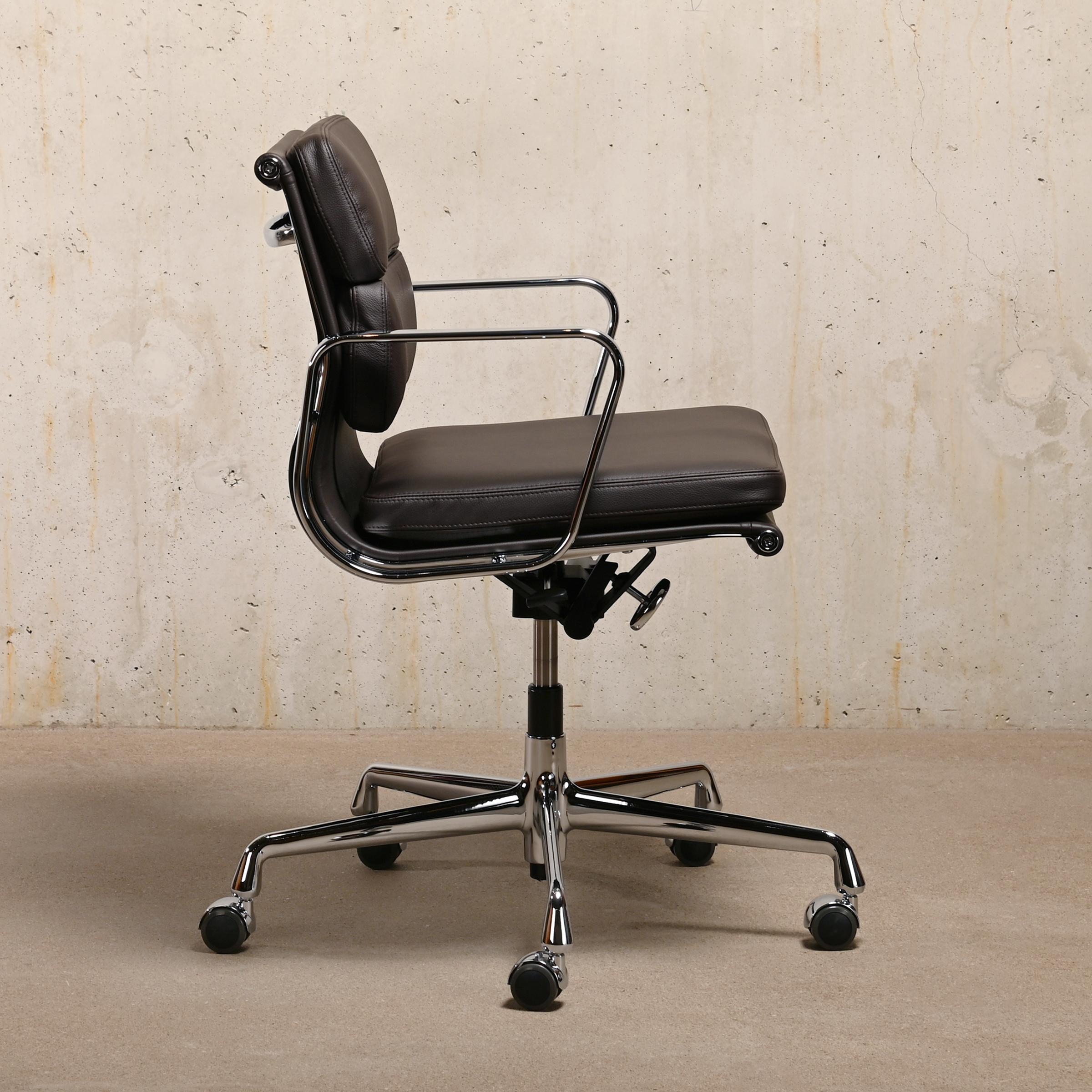 Mid-Century Modern Charles & Ray Eames EA217 Office Chair in Chocolate Brown Leather, Vitra For Sale