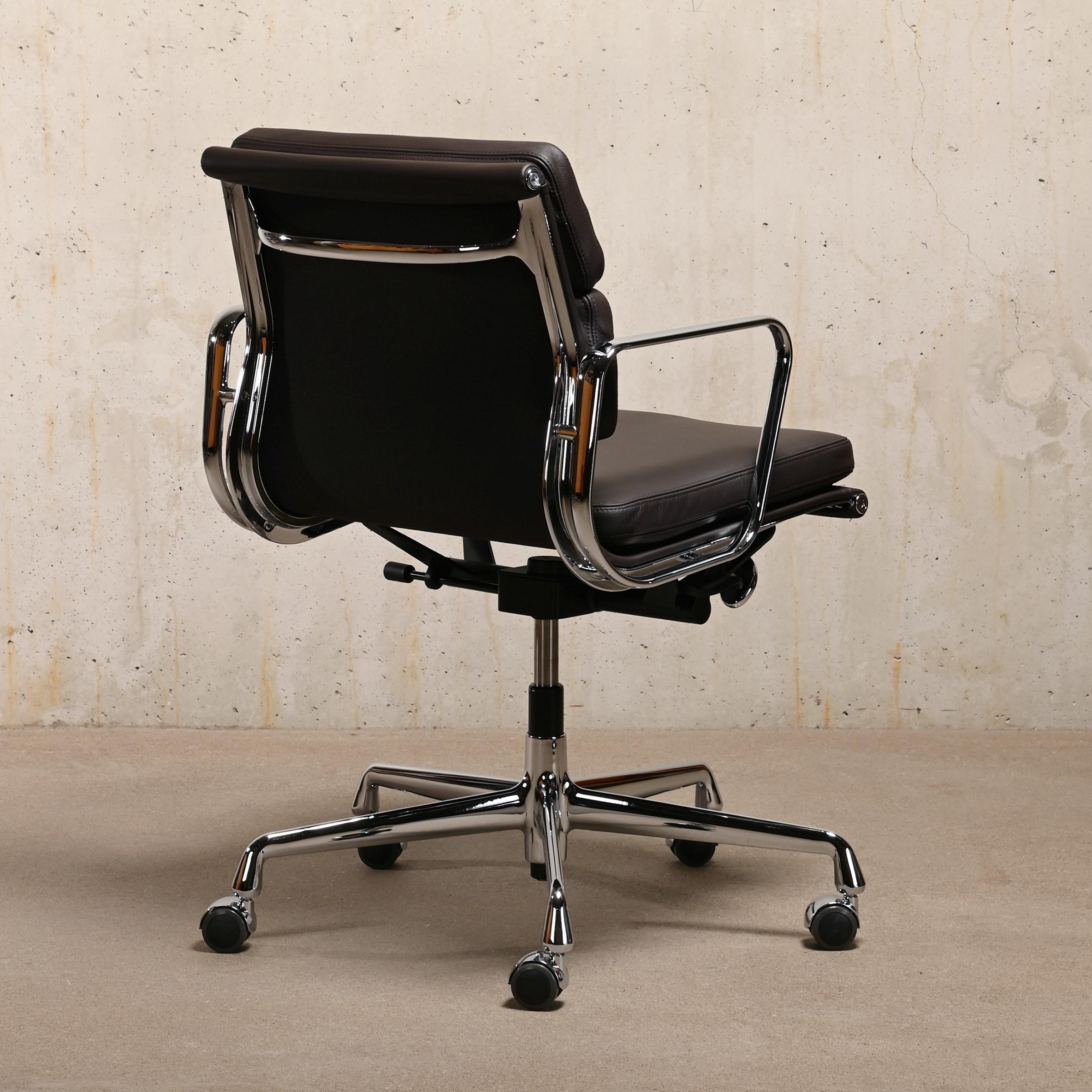 German Charles & Ray Eames EA217 Office Chair in Chocolate Brown Leather, Vitra For Sale