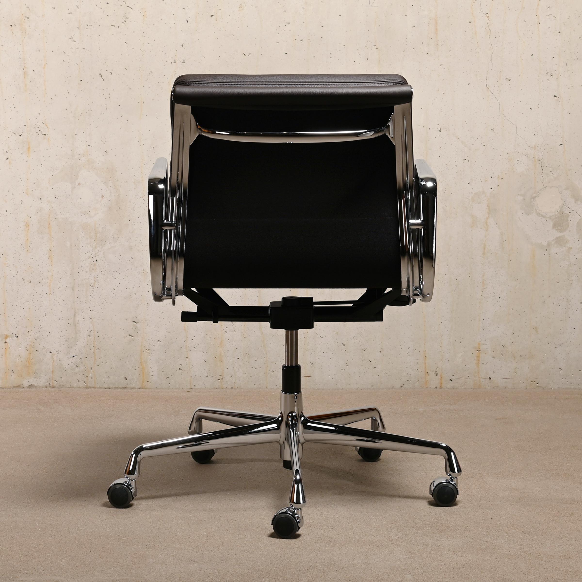 Charles & Ray Eames EA217 Office Chair in Chocolate Brown Leather, Vitra In Excellent Condition For Sale In Amsterdam, NL