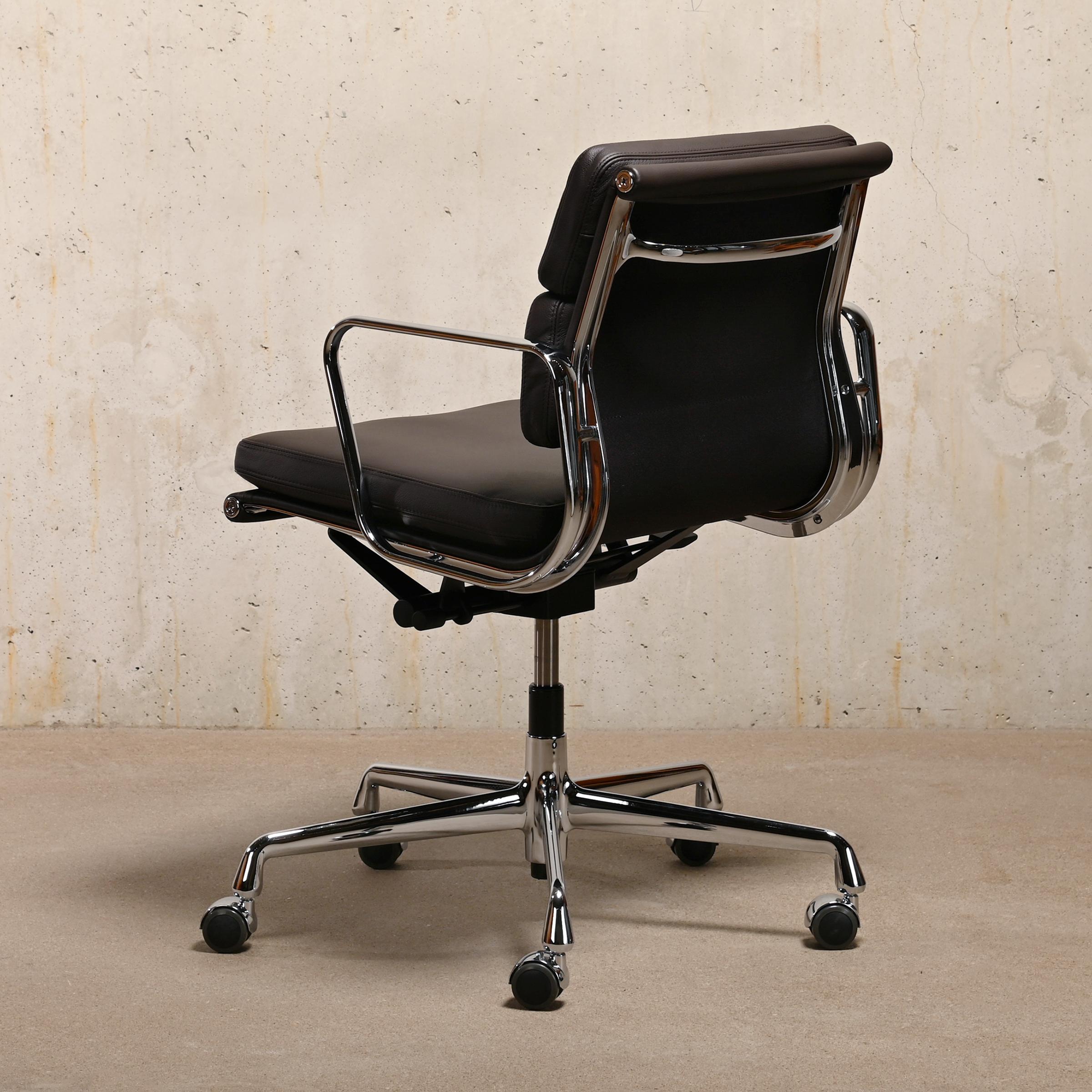 Mid-20th Century Charles & Ray Eames EA217 Office Chair in Chocolate Brown Leather, Vitra For Sale