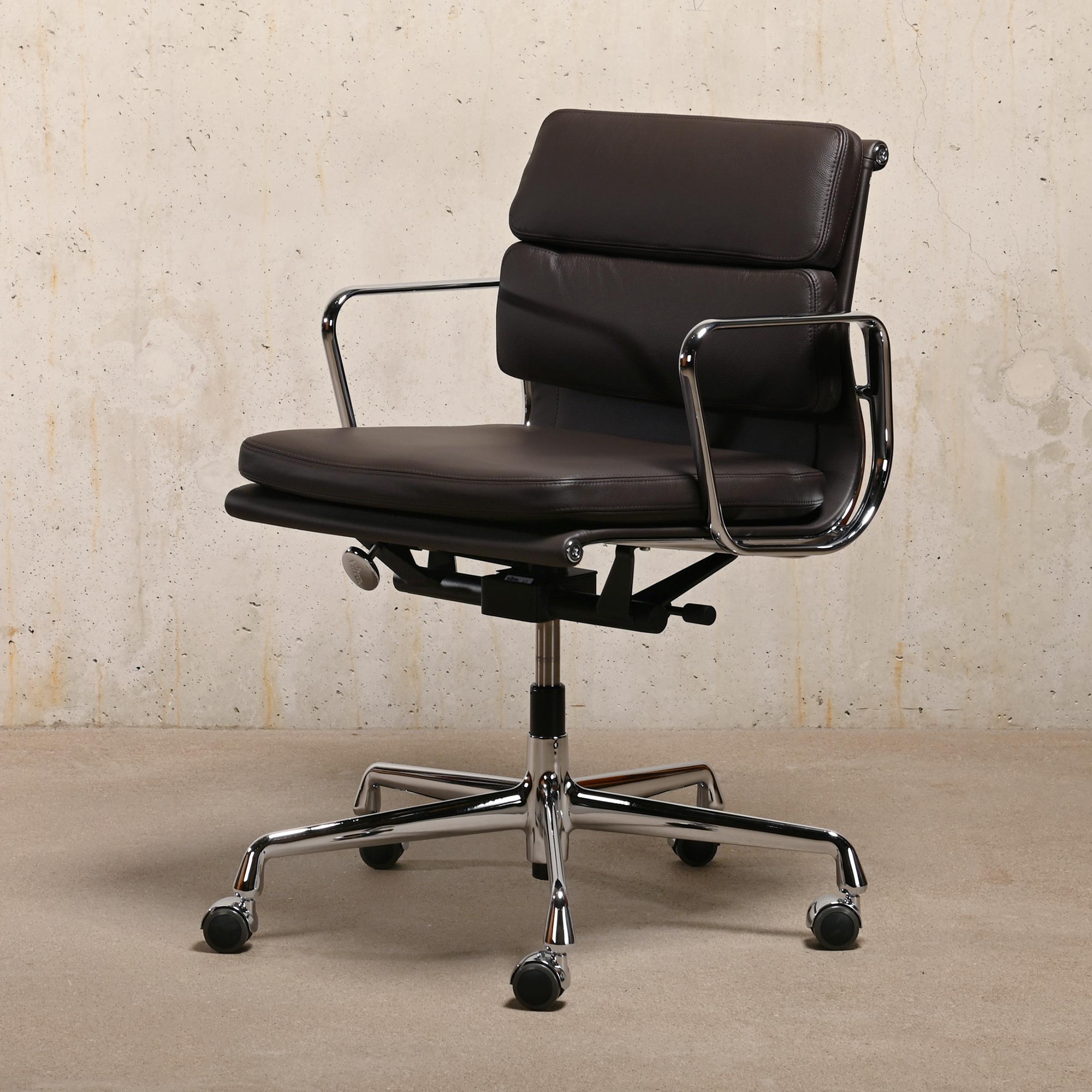 Charles & Ray Eames EA217 Office Chair in Chocolate Brown Leather, Vitra For Sale 1