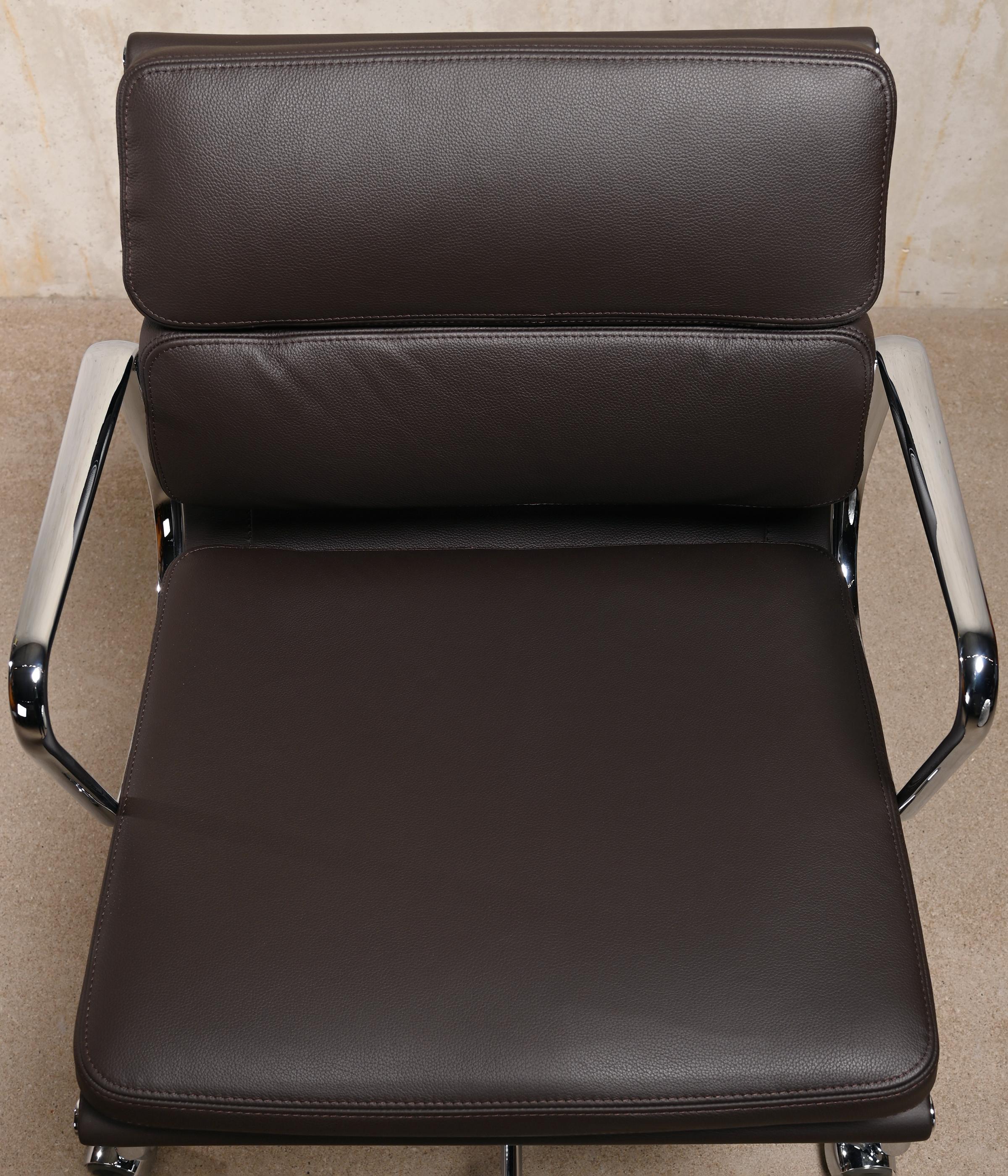 Chaise de bureau Charles and Ray Eames EA217 en cuir Chocolate Brown, Vitra en vente 2