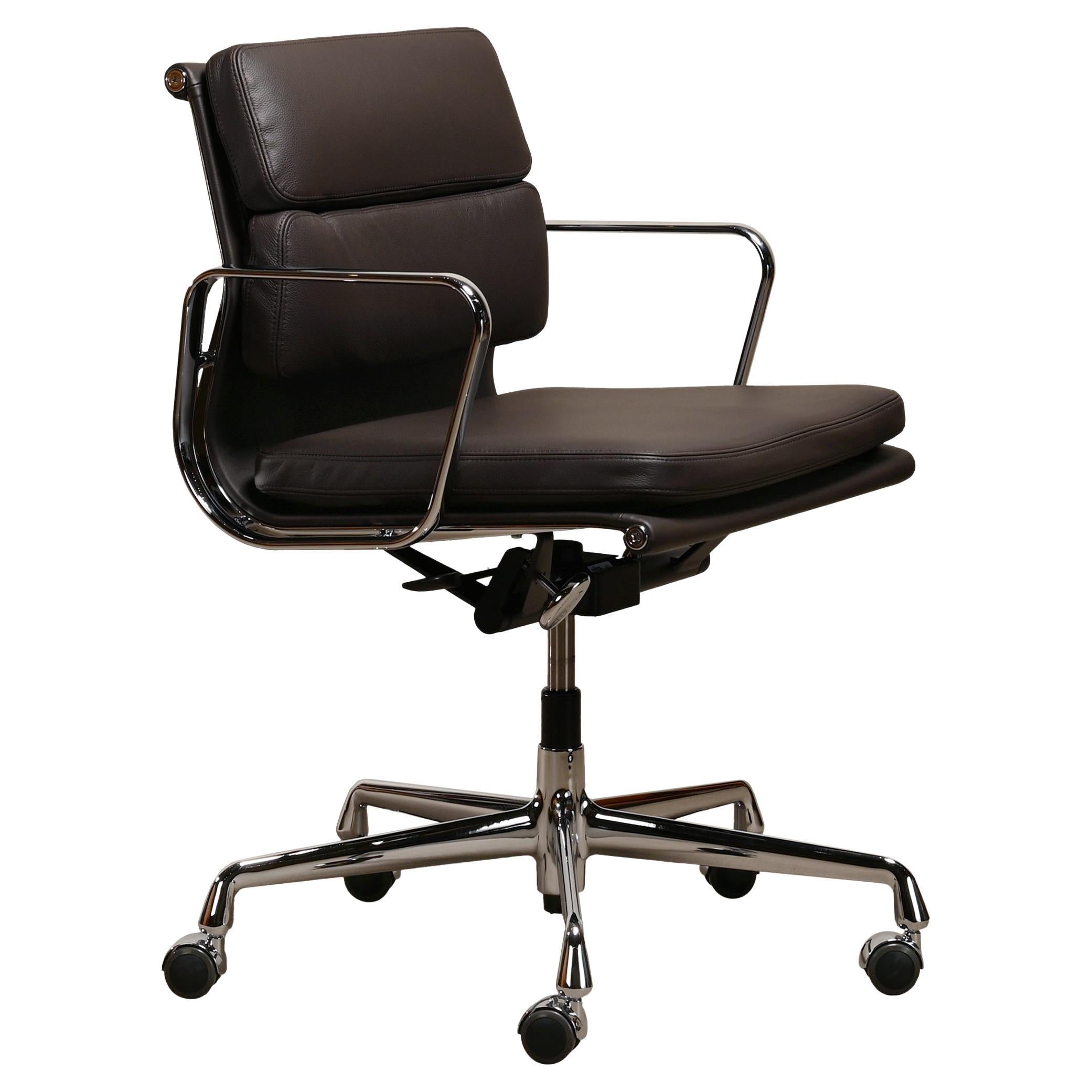 Chaise de bureau Charles and Ray Eames EA217 en cuir Chocolate Brown, Vitra en vente