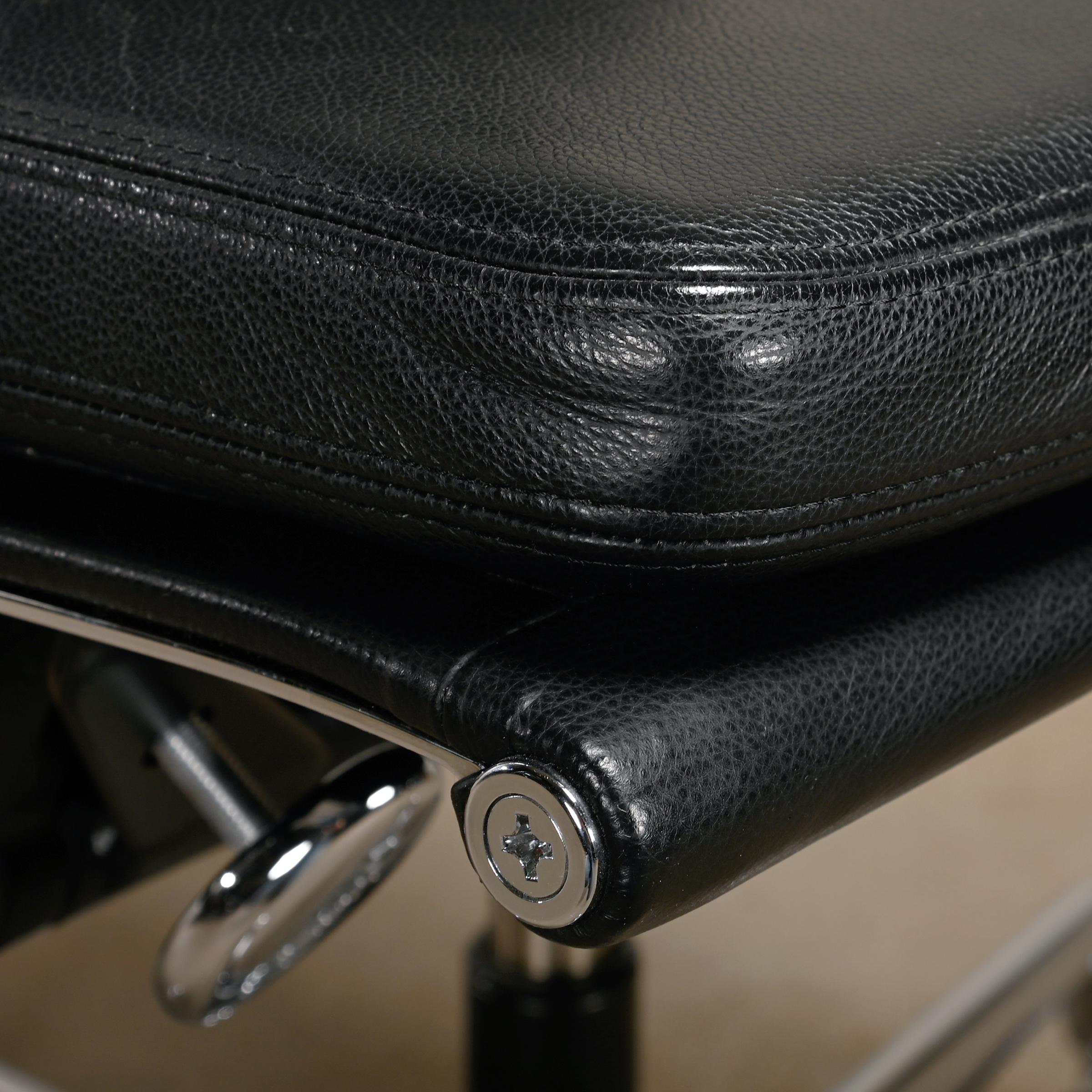 Charles & Ray Eames EA217 Bürostuhl aus Chrom und schwarzem Leder, Vitra im Angebot 3