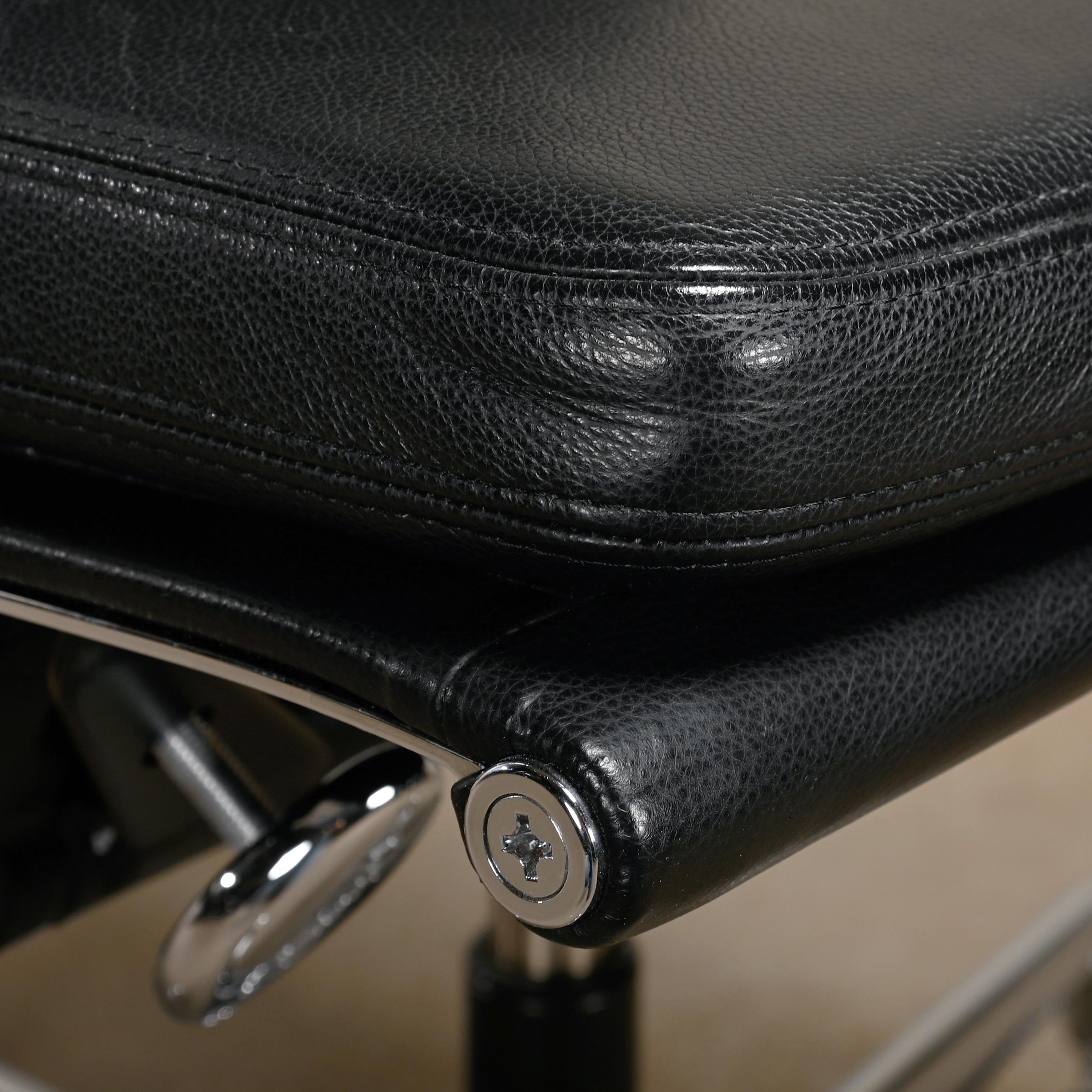 Charles & Ray Eames EA217 Office Chair in Chrome and Black leather, Vitra For Sale 3