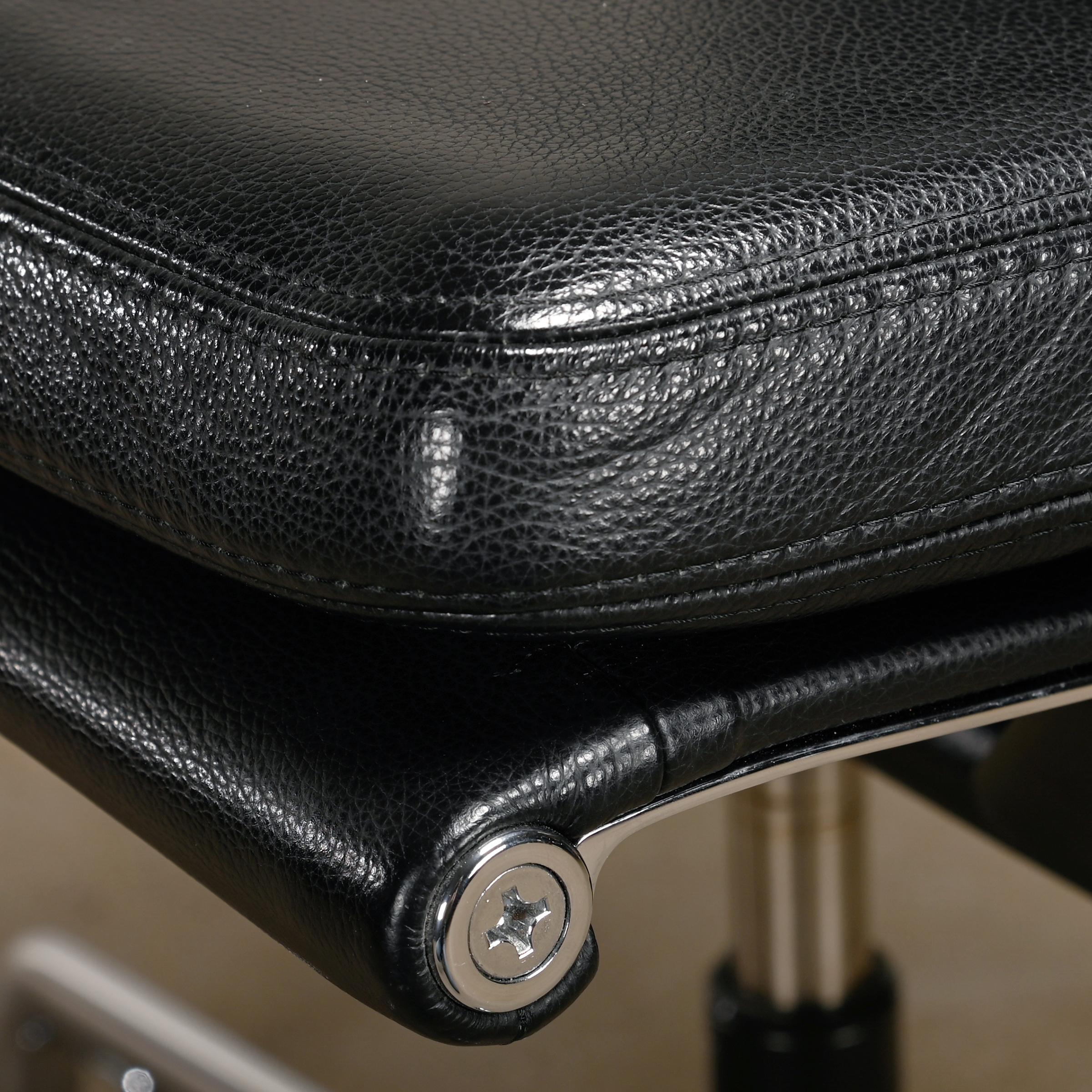 Chaise de bureau Charles and Ray Eames EA217 en chrome et cuir noir, Vitra en vente 4
