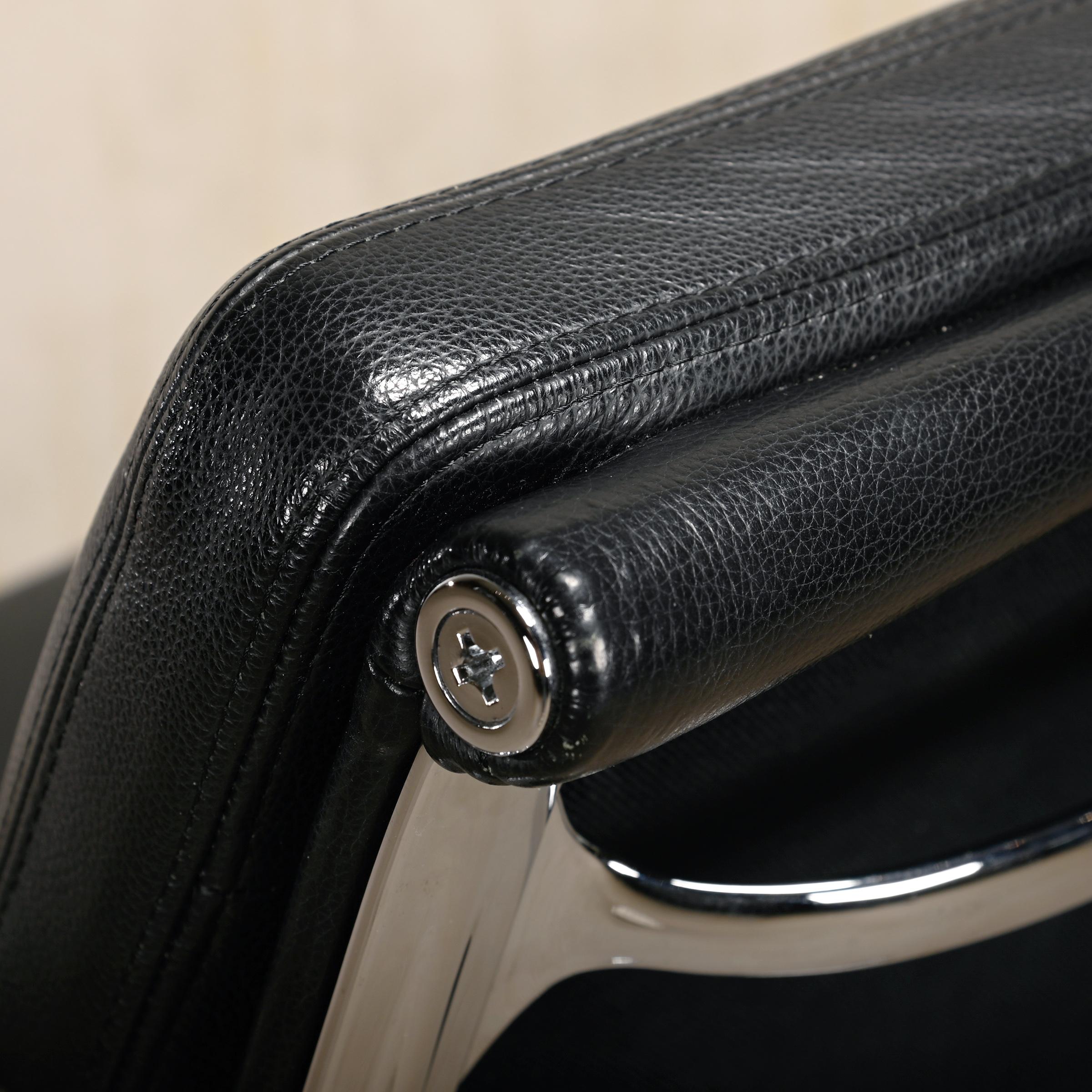 Charles & Ray Eames EA217 Office Chair in Chrome and Black leather, Vitra For Sale 5