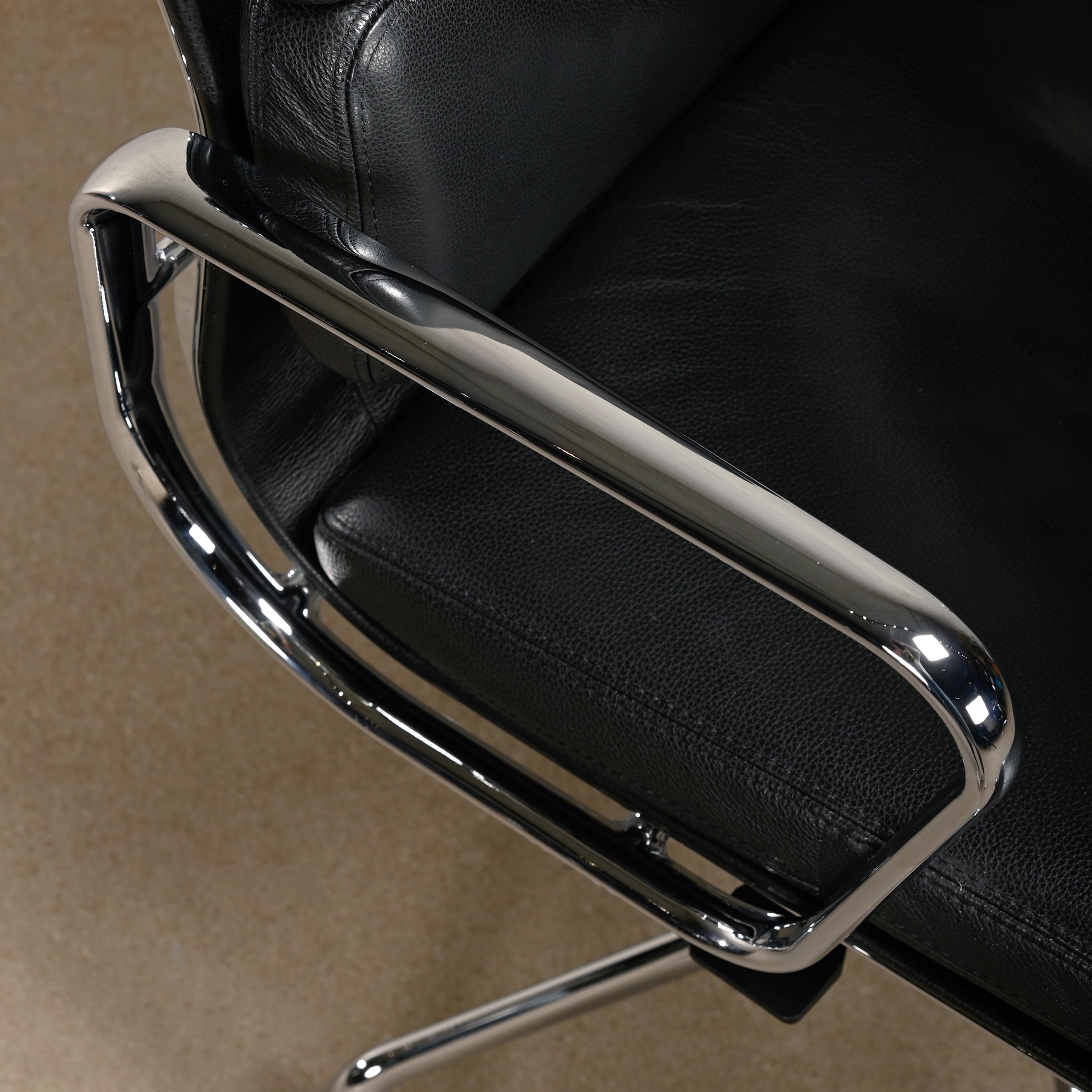 Charles & Ray Eames EA217 Bürostuhl aus Chrom und schwarzem Leder, Vitra im Angebot 7