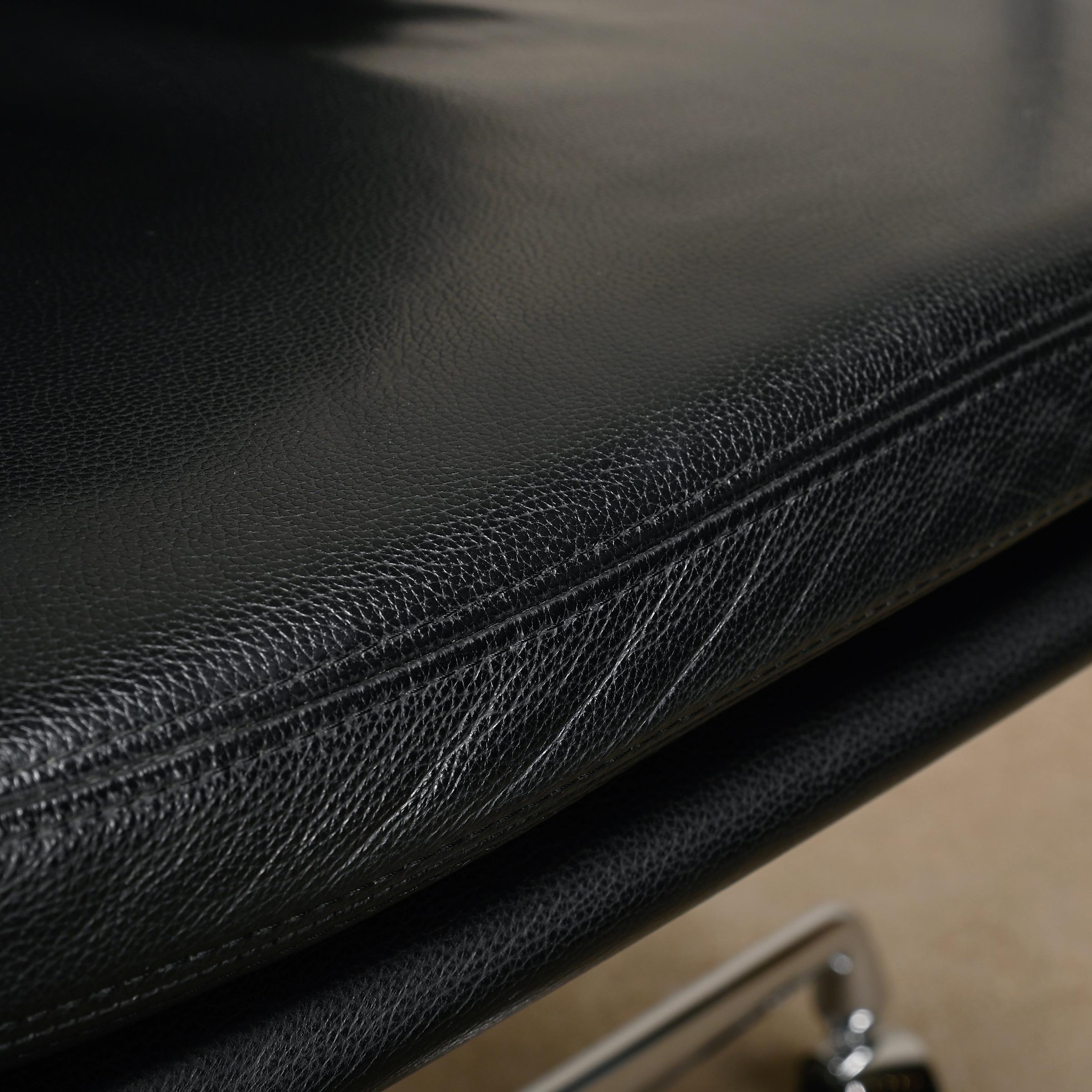 Chaise de bureau Charles and Ray Eames EA217 en chrome et cuir noir, Vitra en vente 8