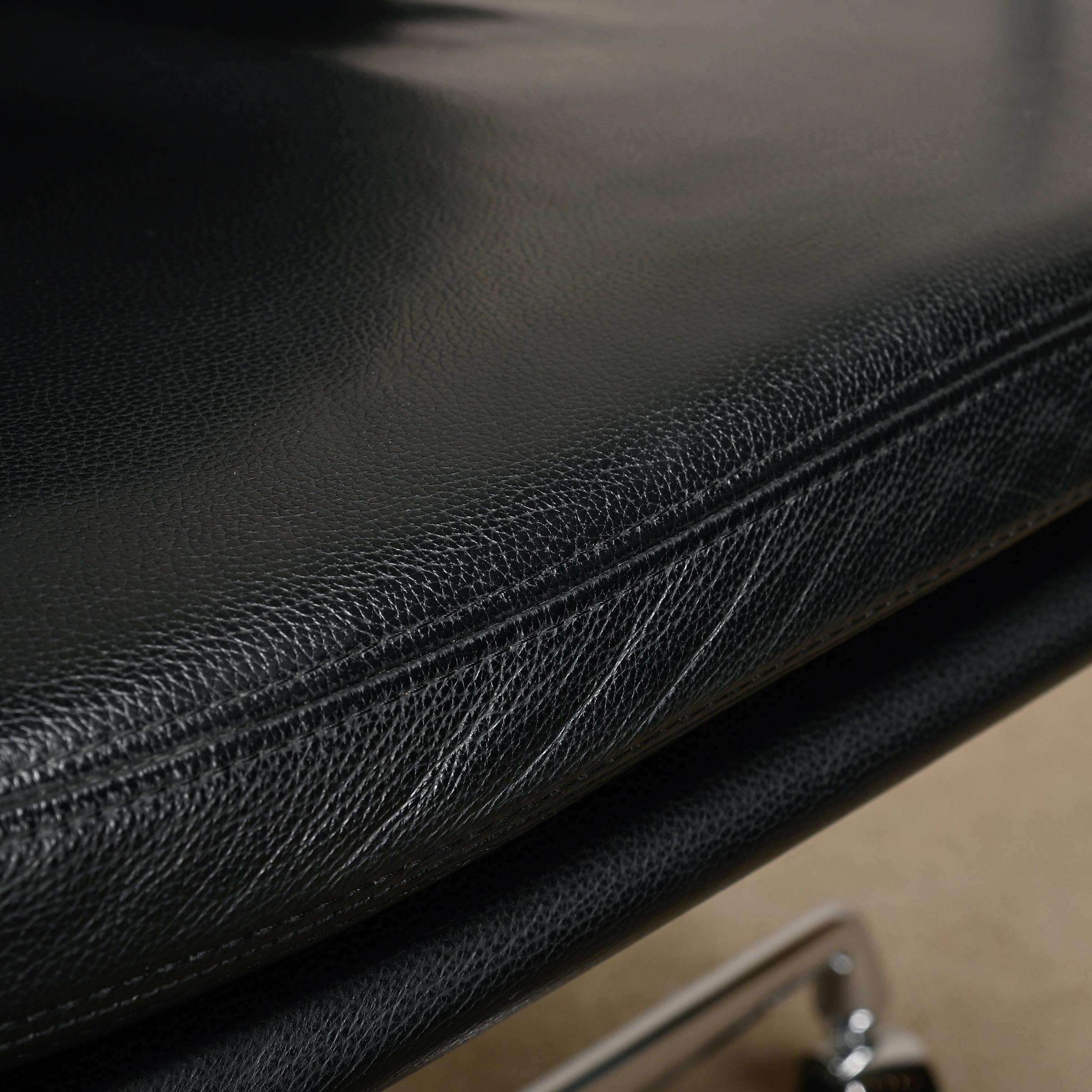 Charles & Ray Eames EA217 Office Chair in Chrome and Black leather, Vitra 8