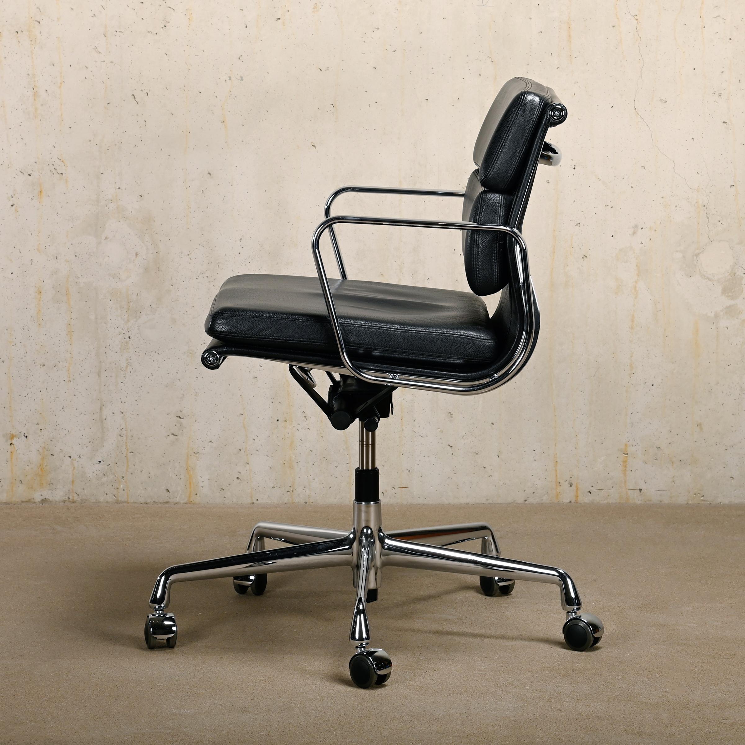 Magnifique chaise de bureau EA217 appartenant à la série iconique Aluminium Series conçue par Charles & Ray Eames pour Herman Miller (US) / Vitra (EU). Un confort exceptionnel est garanti grâce aux coussins en cuir souple, au réglage en hauteur et