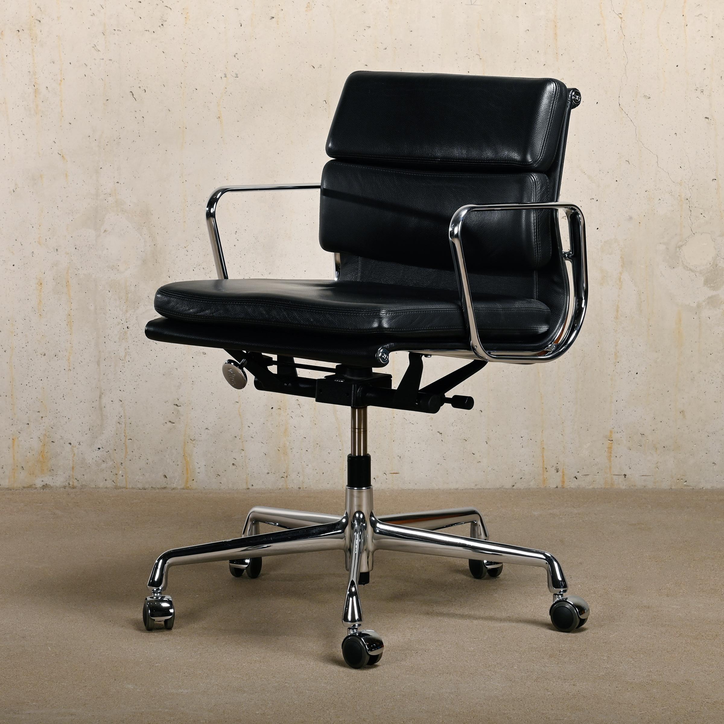 Beautiful office chair EA217 belonging to the iconic Aluminium Series designed by Charles & Ray Eames for Herman Miller (US) / Vitra (EU). Exceptional comfort is guaranteed with the cushions in soft leather, height adjustment and tilt/swivel