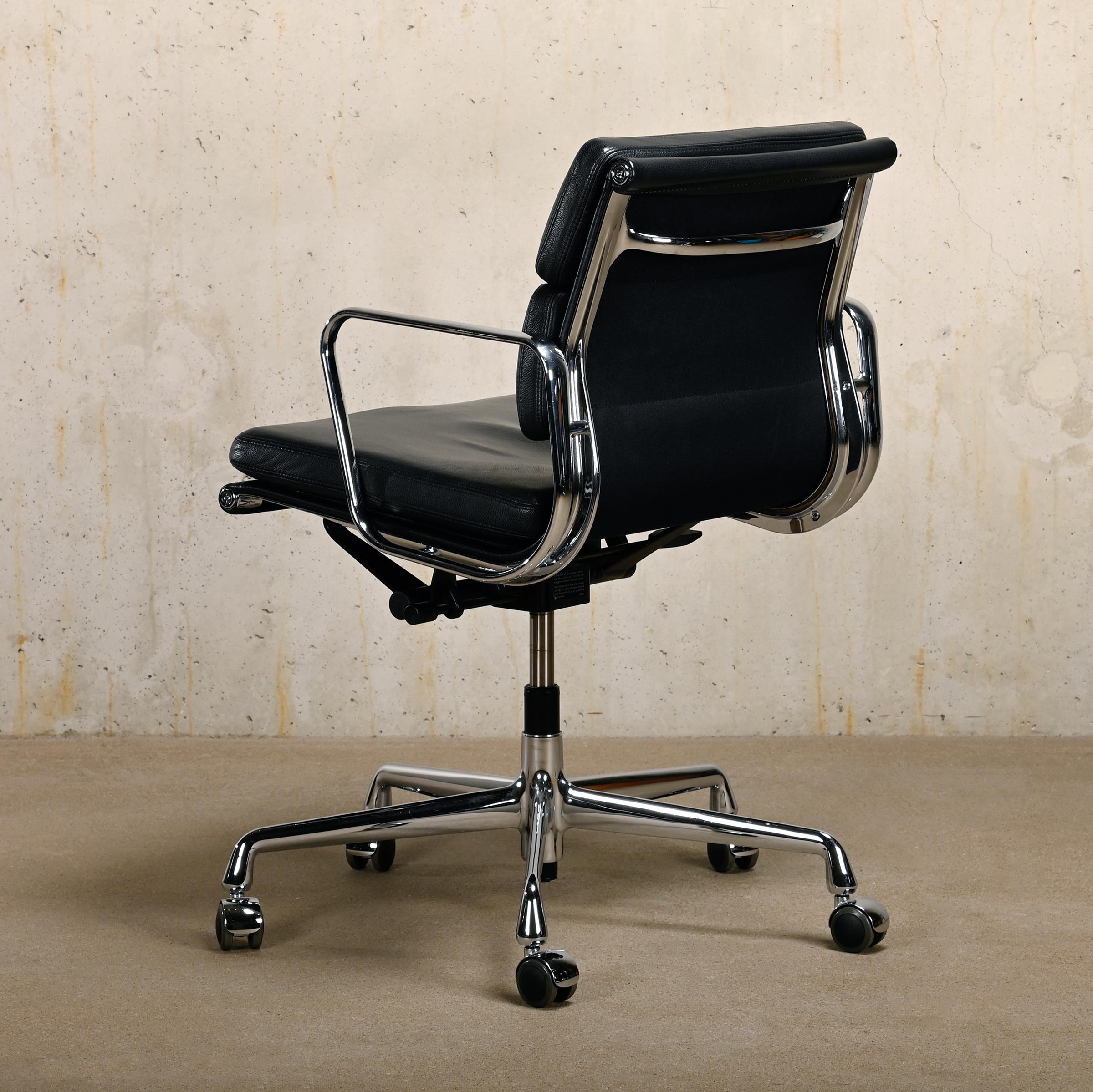 Mid-Century Modern Chaise de bureau Charles and Ray Eames EA217 en chrome et cuir noir, Vitra en vente