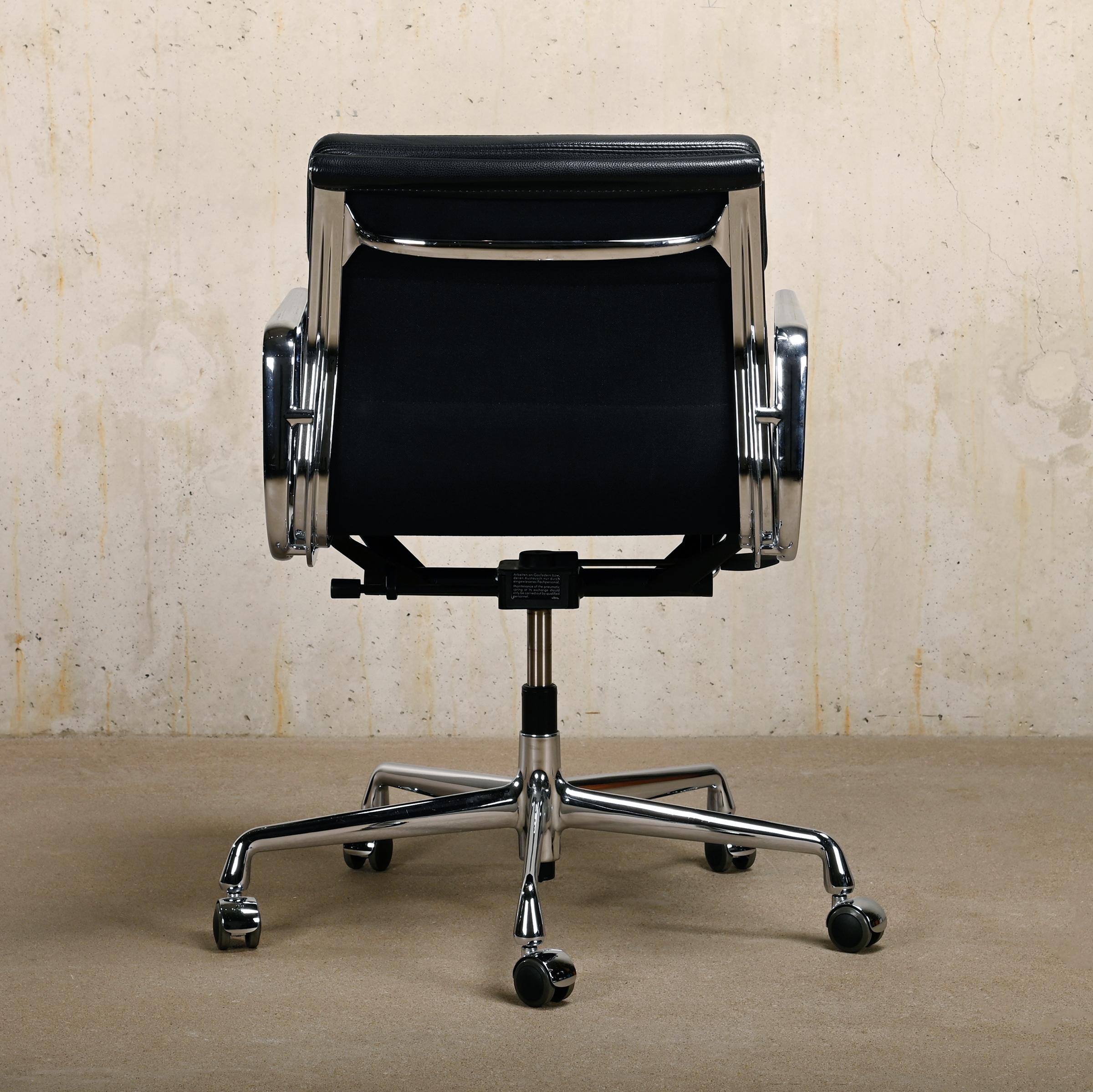 German Charles & Ray Eames EA217 Office Chair in Chrome and Black leather, Vitra For Sale