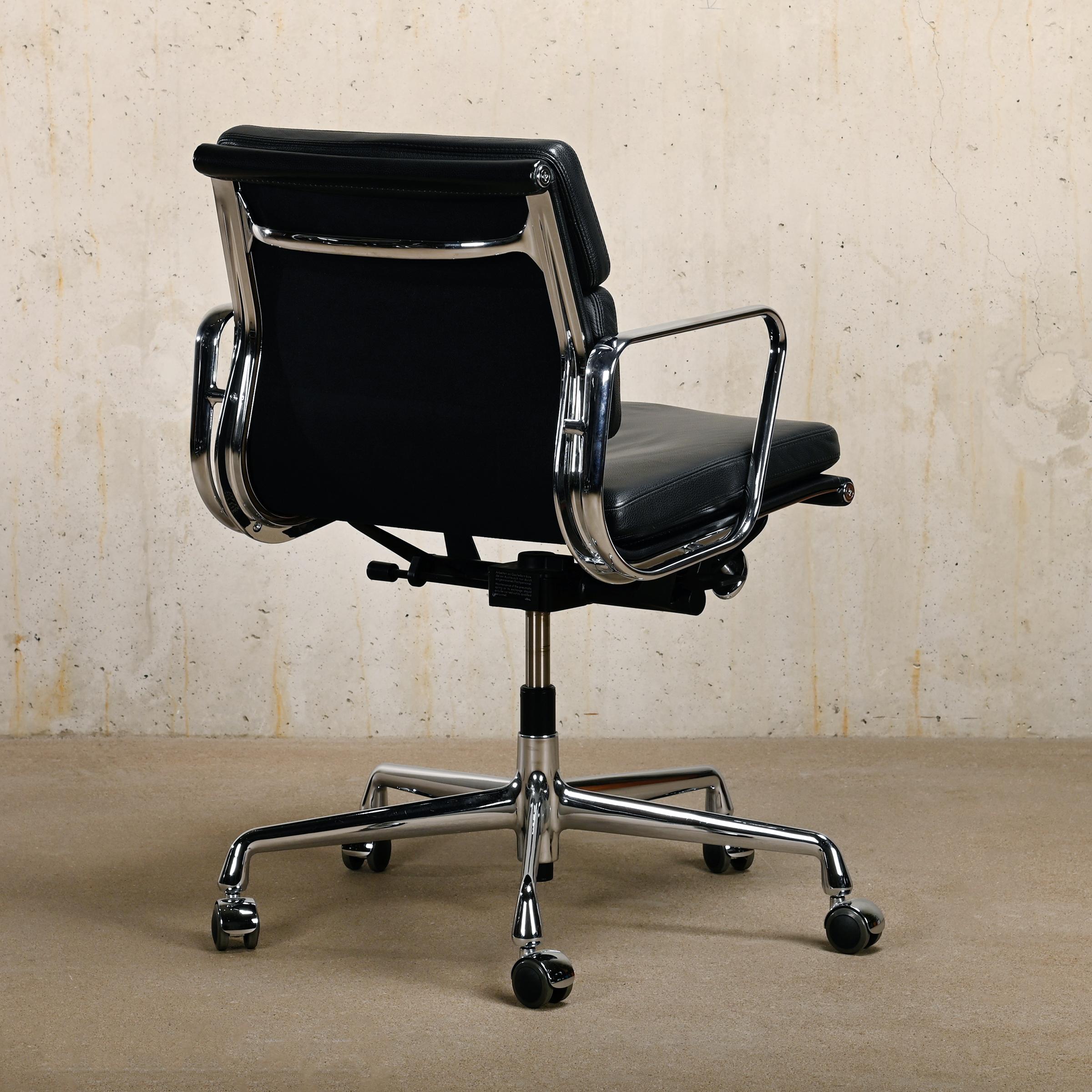 Charles & Ray Eames EA217 Office Chair in Chrome and Black leather, Vitra In Good Condition For Sale In Amsterdam, NL