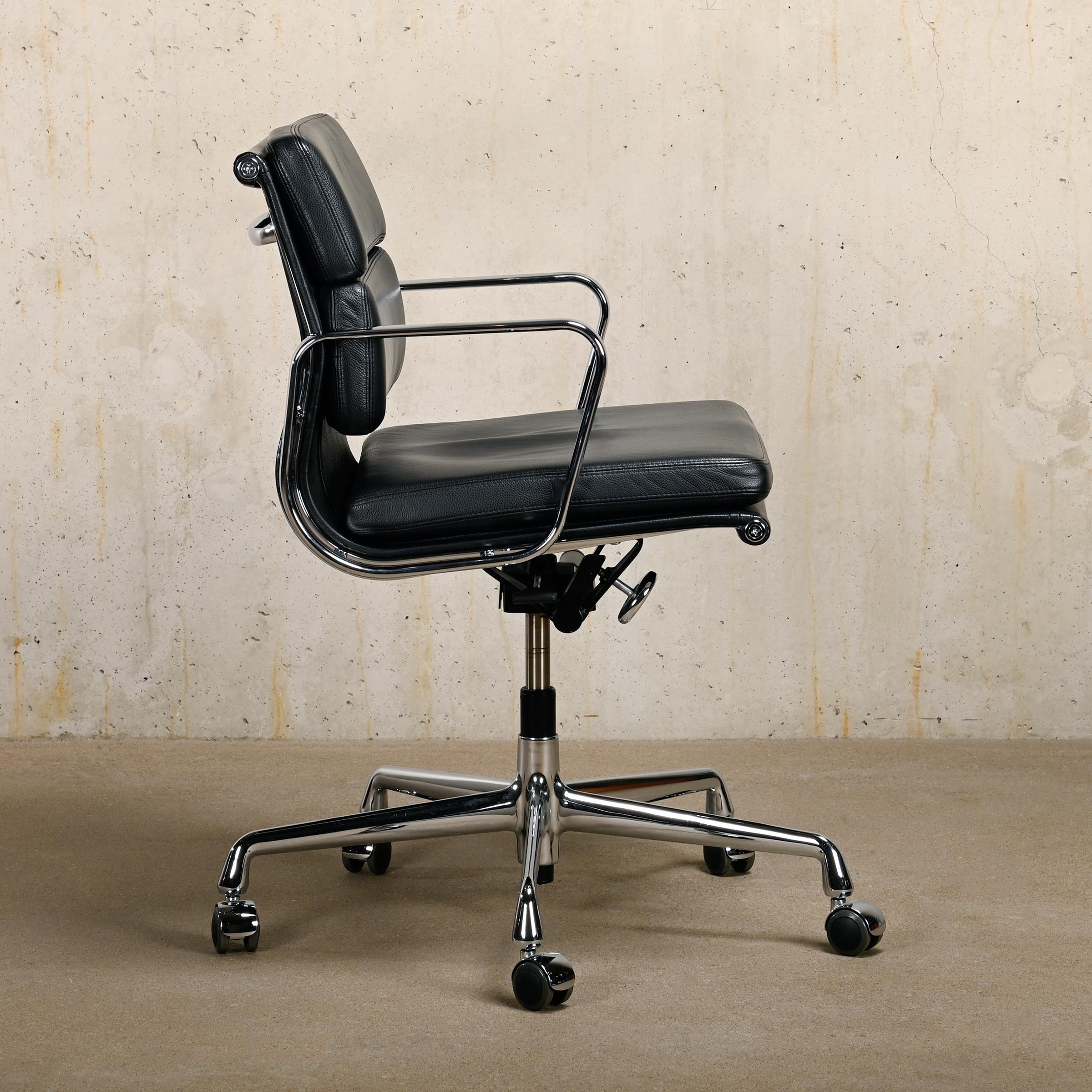 Milieu du XXe siècle Chaise de bureau Charles and Ray Eames EA217 en chrome et cuir noir, Vitra en vente