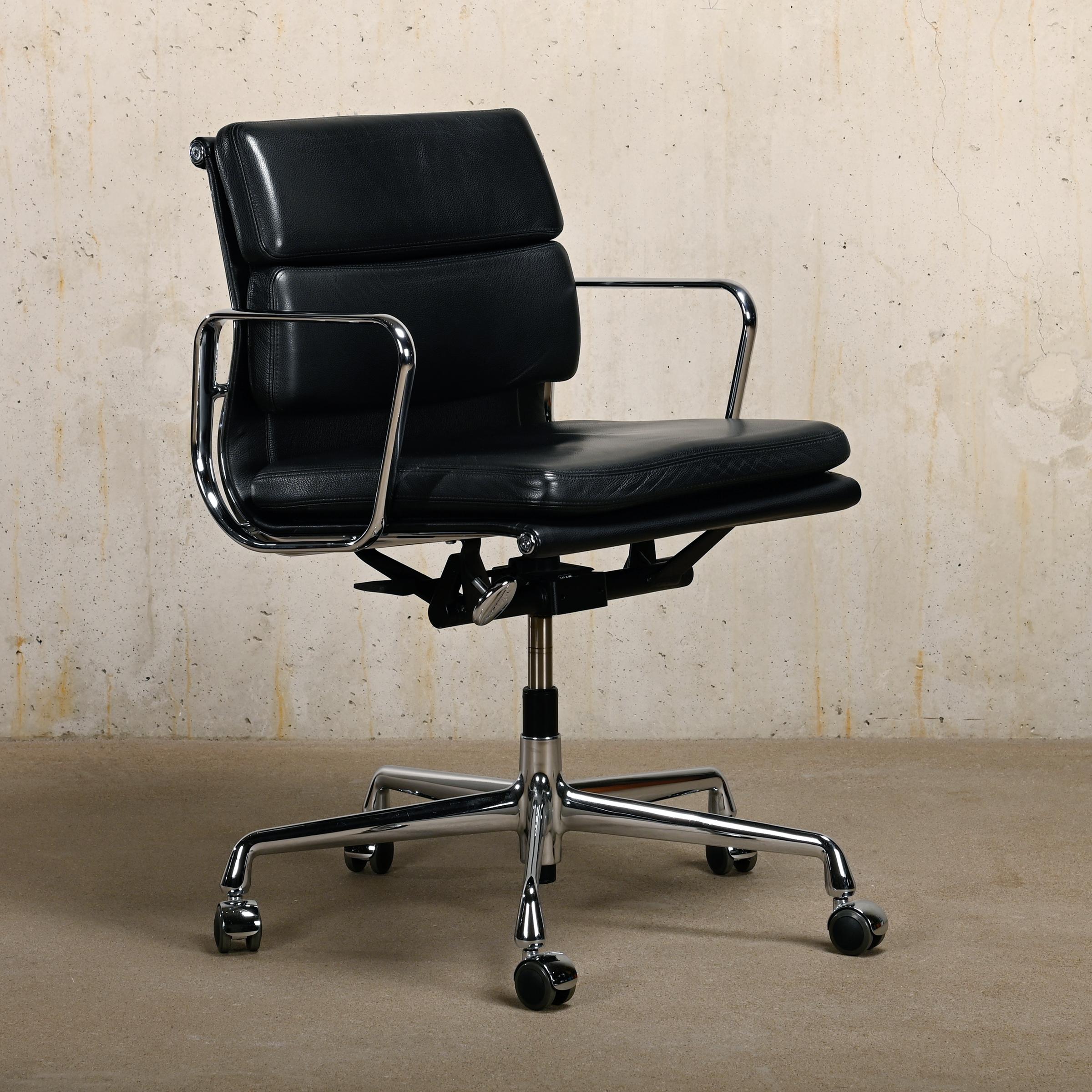 Aluminium Chaise de bureau Charles and Ray Eames EA217 en chrome et cuir noir, Vitra en vente