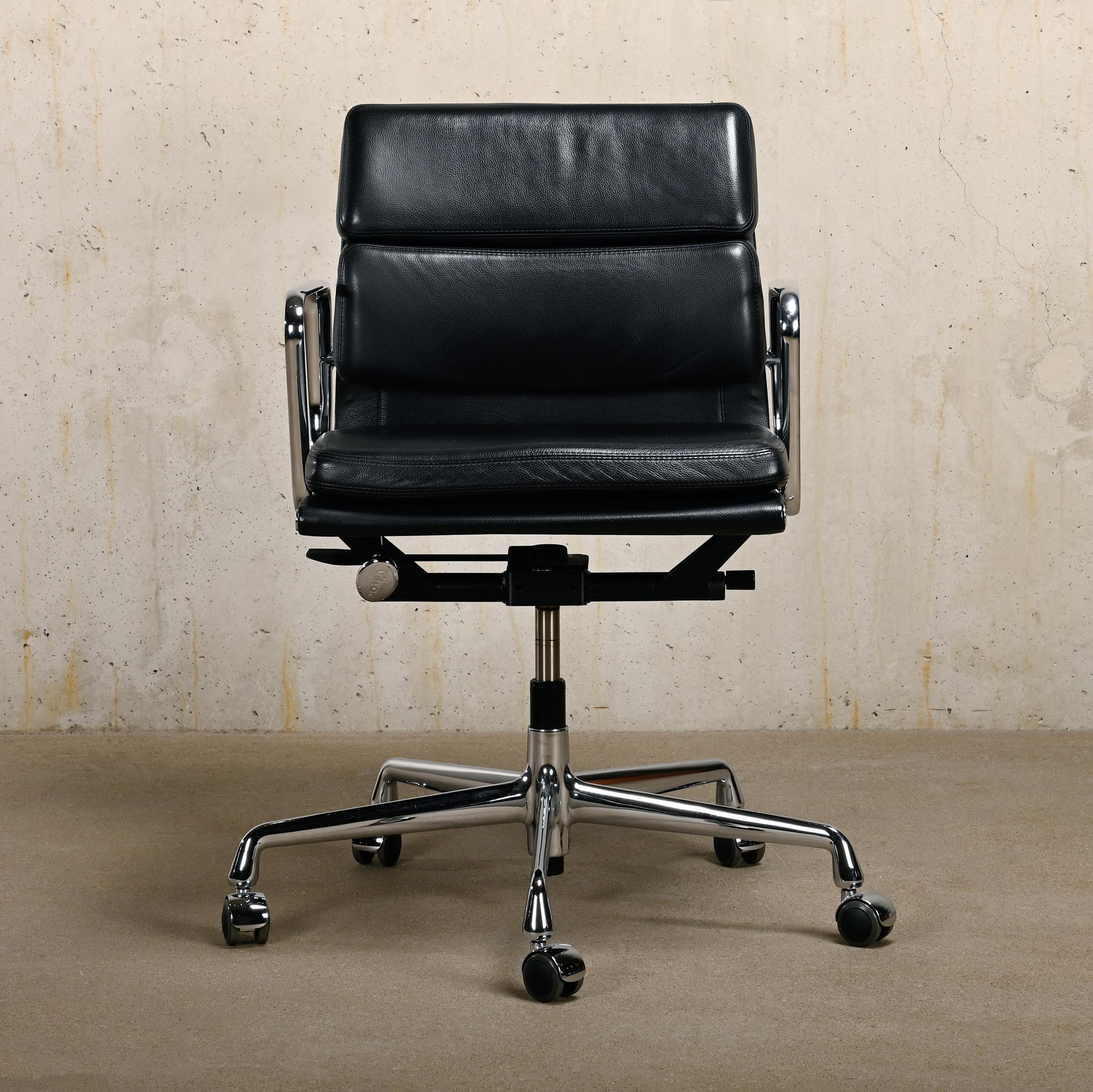 Charles & Ray Eames EA217 Bürostuhl aus Chrom und schwarzem Leder, Vitra im Angebot 1