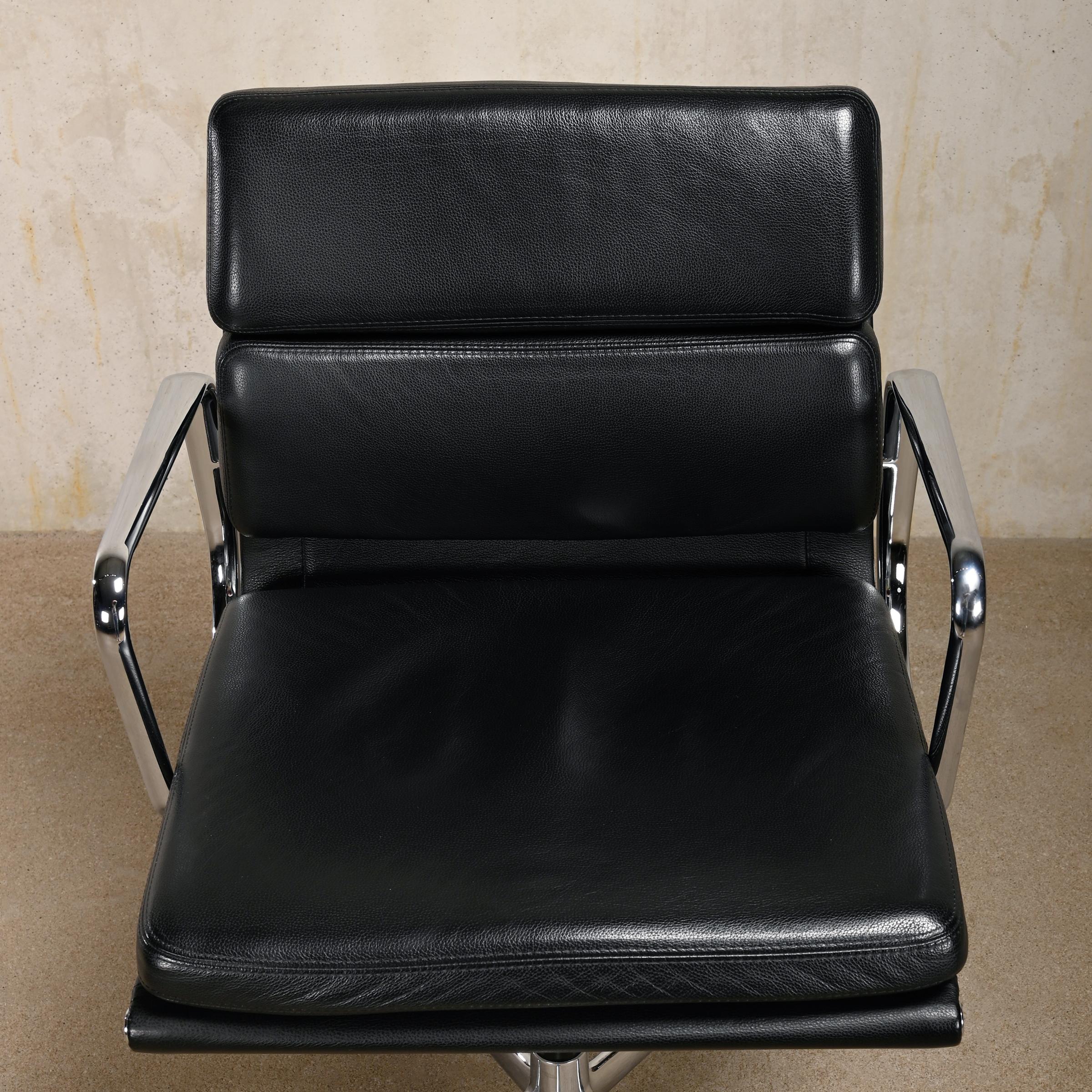 Charles & Ray Eames EA217 Bürostuhl aus Chrom und schwarzem Leder, Vitra im Angebot 2