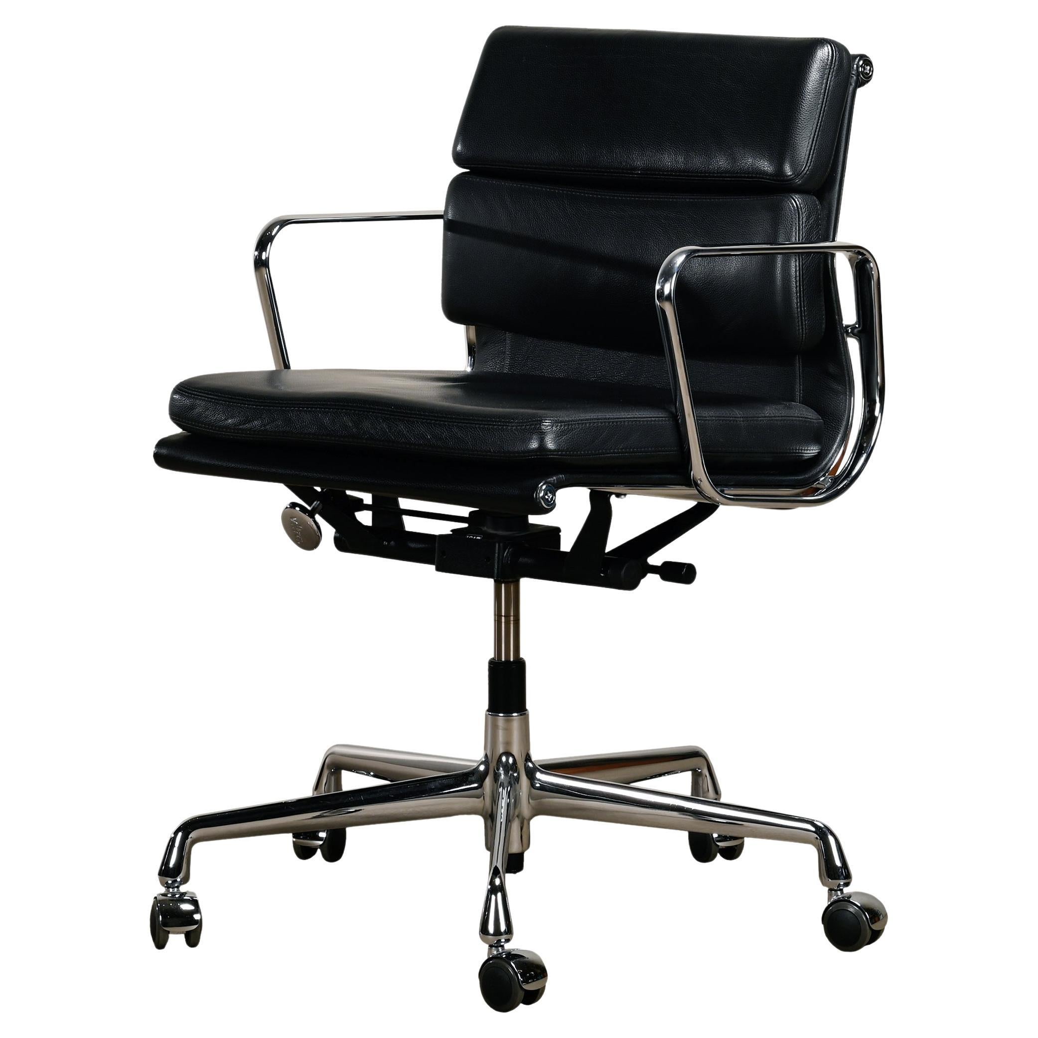Chaise de bureau Charles and Ray Eames EA217 en chrome et cuir noir, Vitra en vente