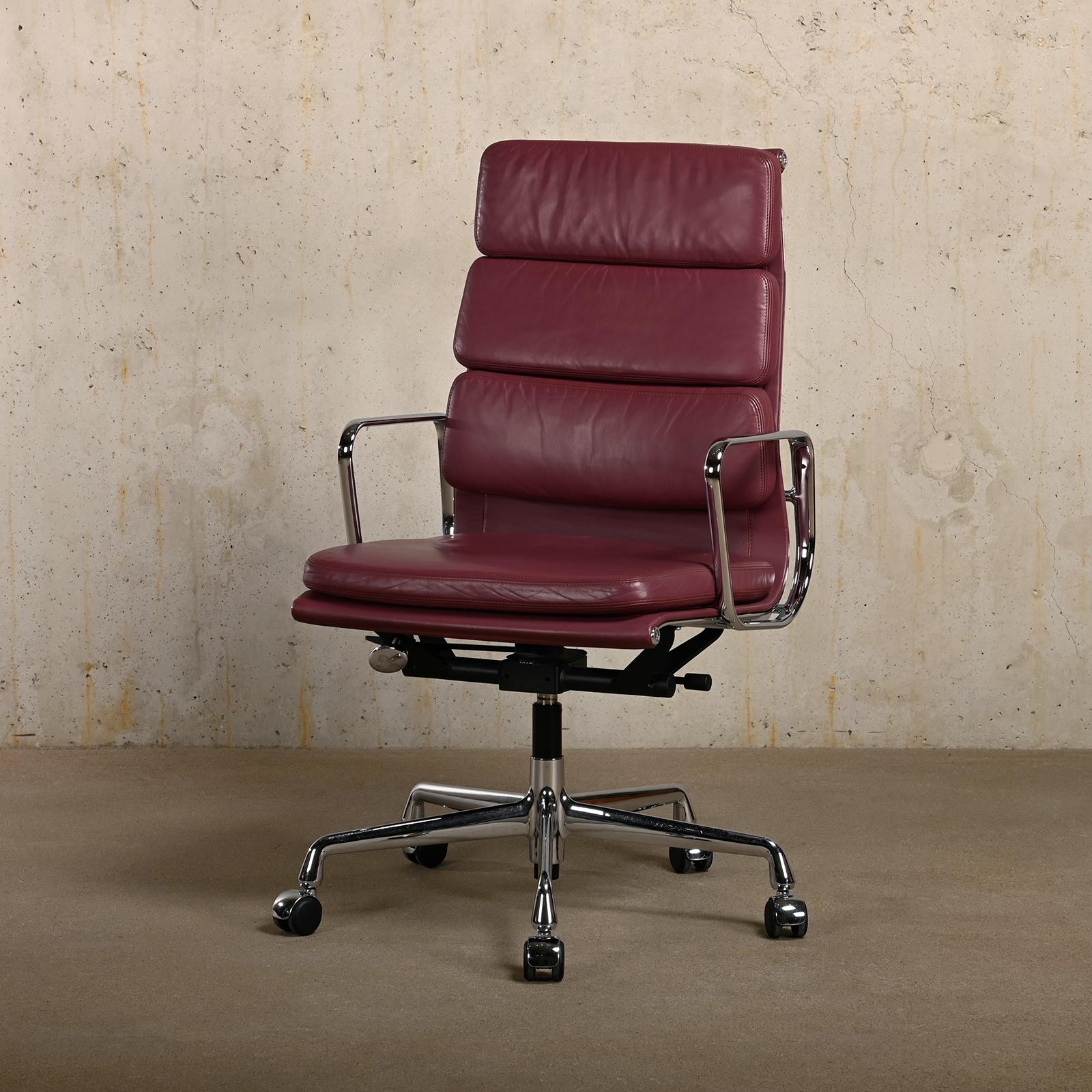 Schöner Bürostuhl EA219 aus der legendären Aluminium-Serie von Charles & Ray Eames für Herman Miller (US) / Vitra (EU). Die Lederpolster, die Höhenverstellung und der Kipp-/Schwenkmechanismus, der an das Gewicht des Benutzers angepasst werden kann,