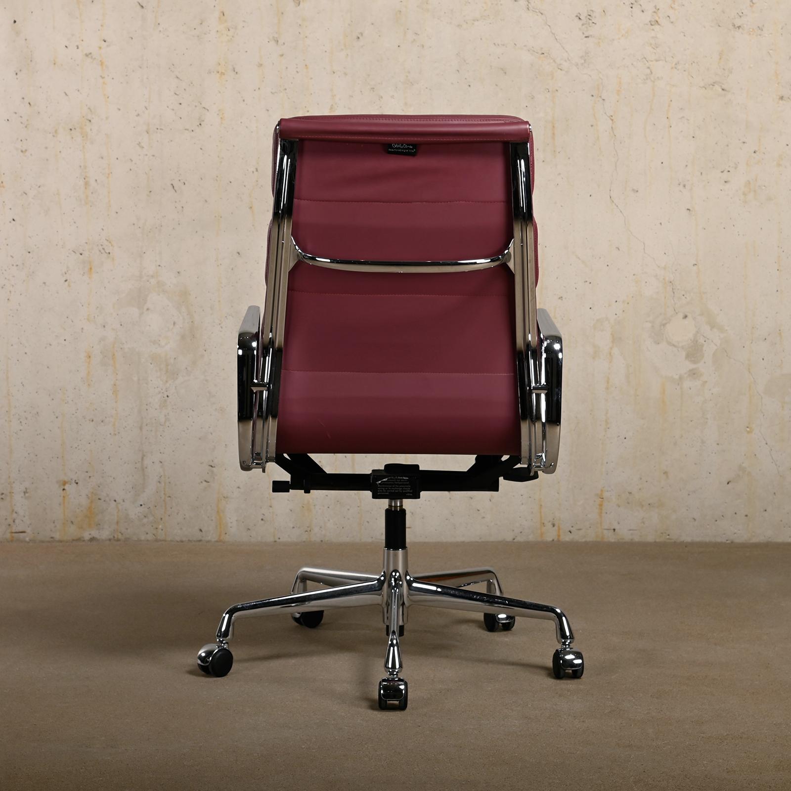 Mid-Century Modern Charles & Ray Eames EA219 Office Chair in Chrome and Aubergine leather, Vitra For Sale