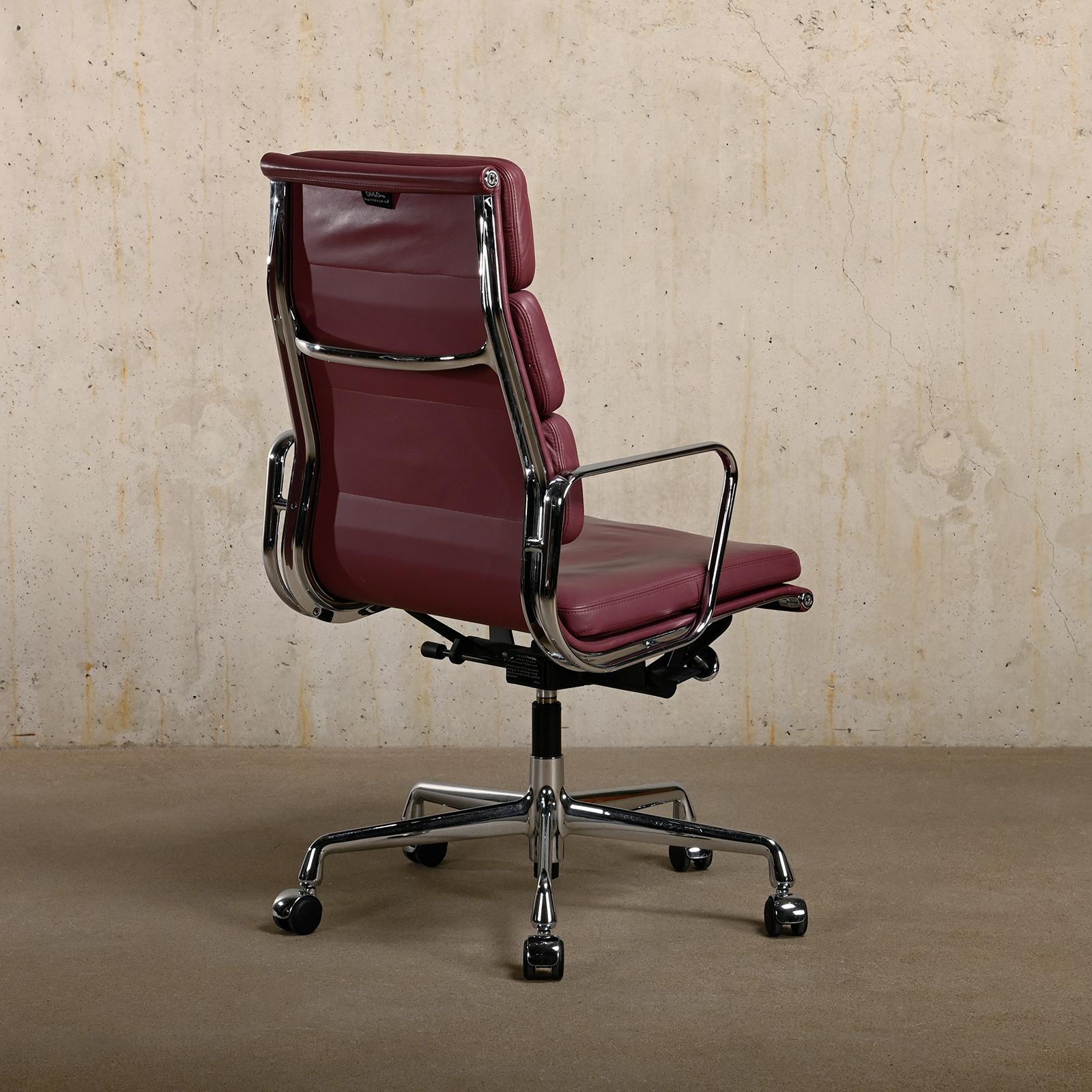 German Charles & Ray Eames EA219 Office Chair in Chrome and Aubergine leather, Vitra For Sale