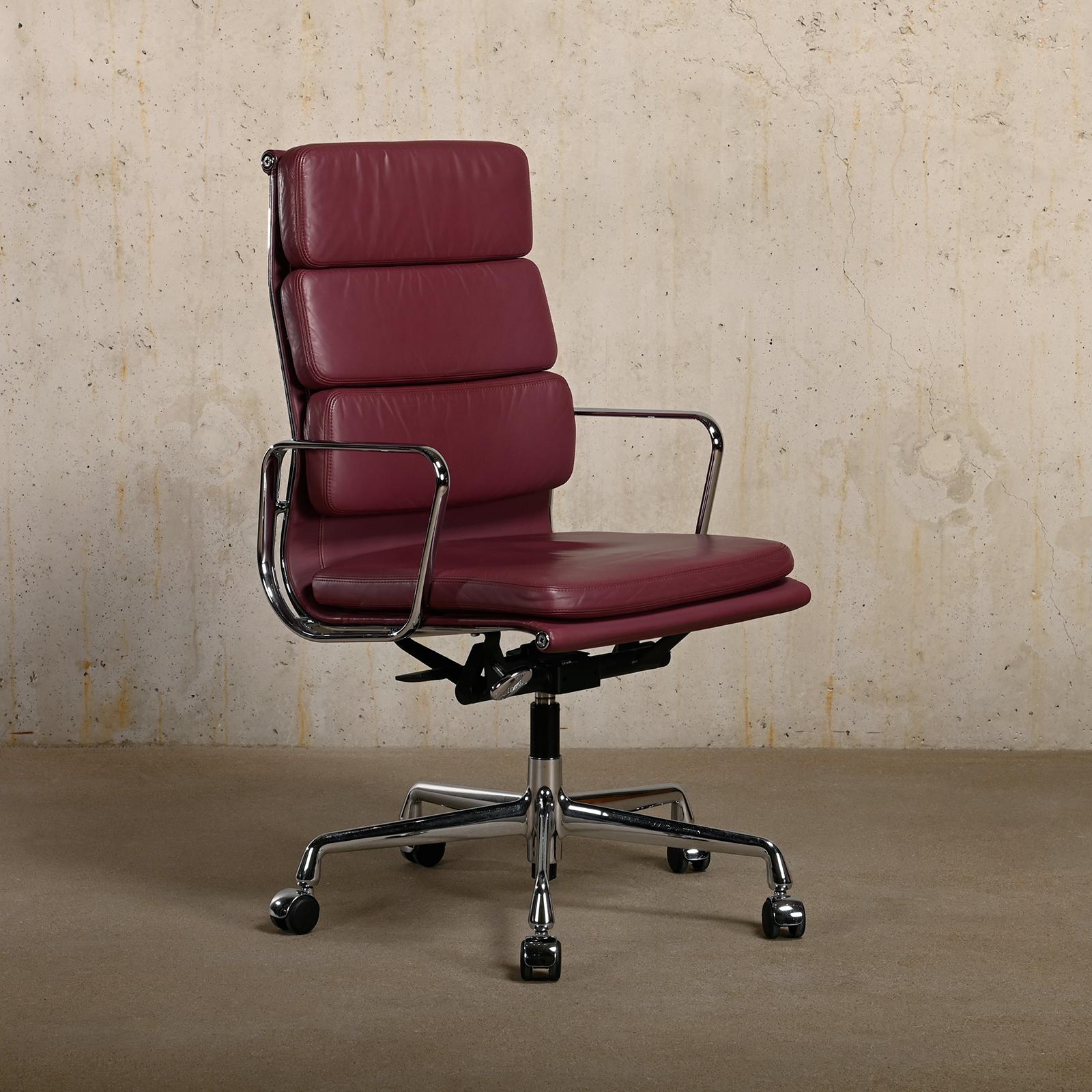Charles & Ray Eames EA219 Office Chair in Chrome and Aubergine leather, Vitra In Good Condition For Sale In Amsterdam, NL