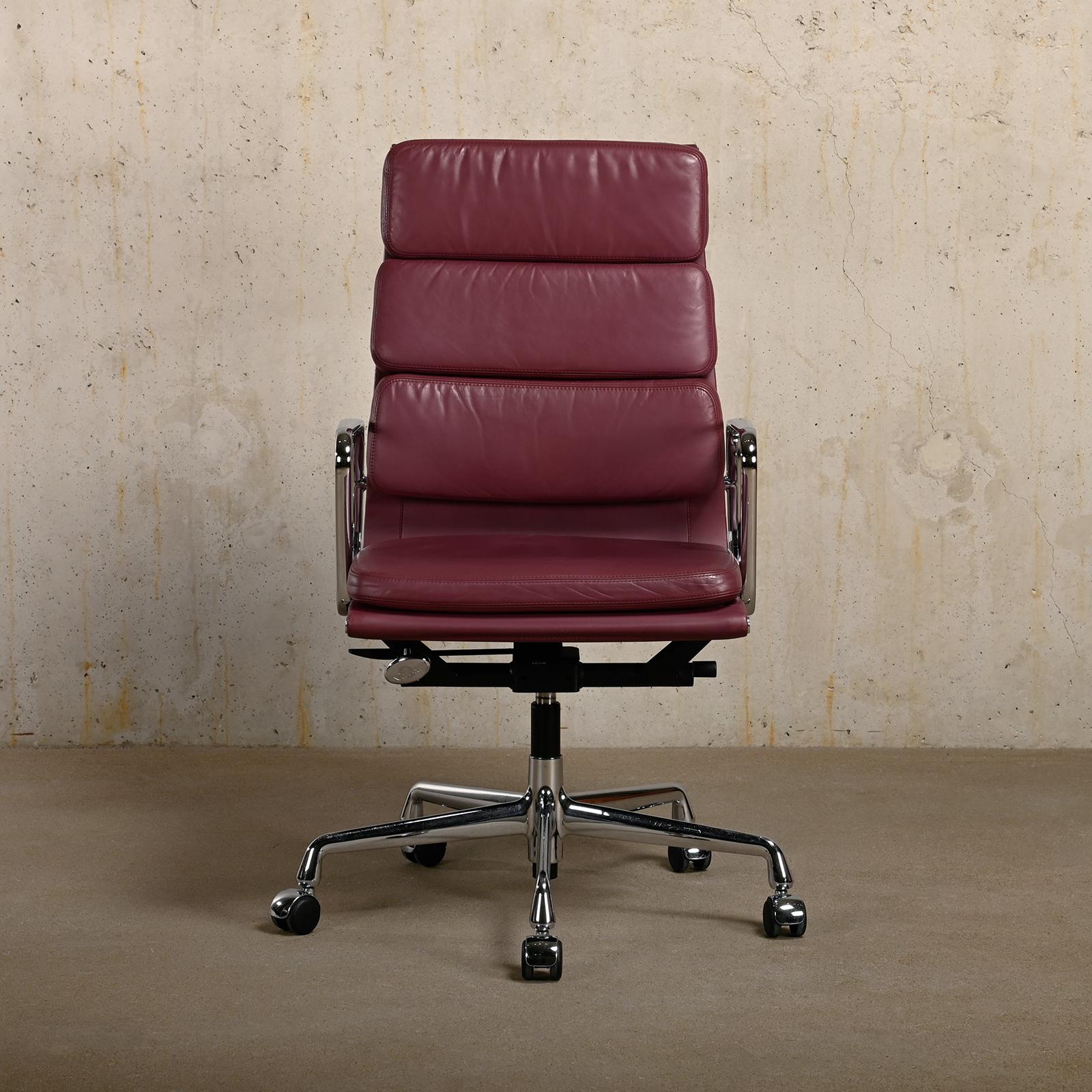 Aluminum Charles & Ray Eames EA219 Office Chair in Chrome and Aubergine leather, Vitra For Sale