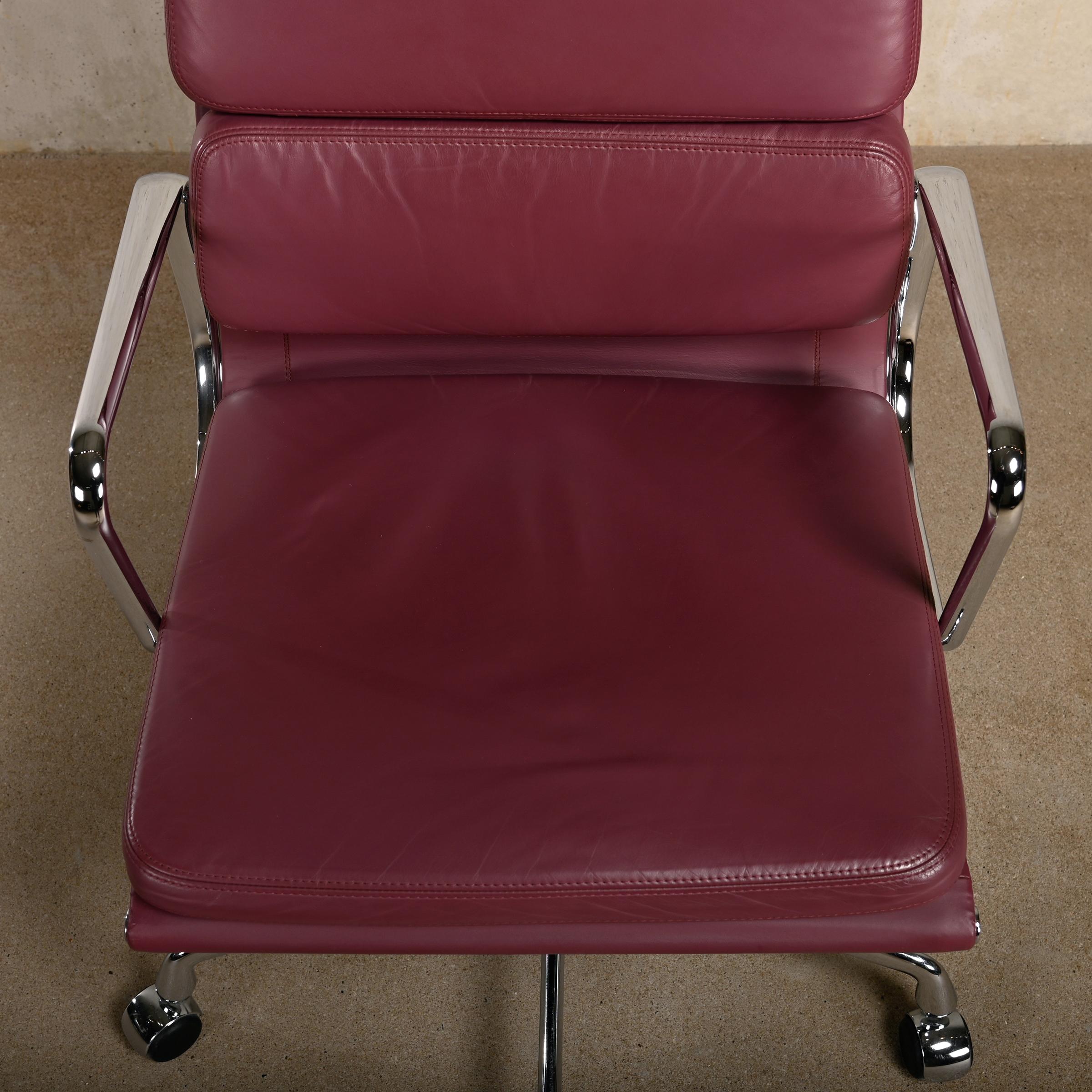 Aluminum Charles & Ray Eames EA219 Office Chair in Chrome and Aubergine leather, Vitra For Sale