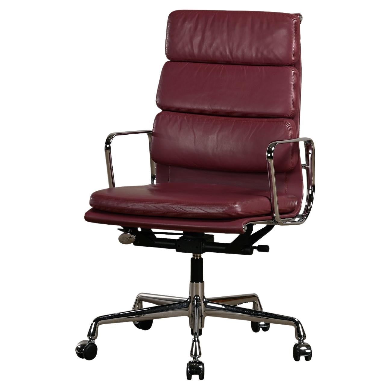 Chaise de bureau Charles & Ray Eames EA219 en chrome et cuir d'aubergine, Vitra