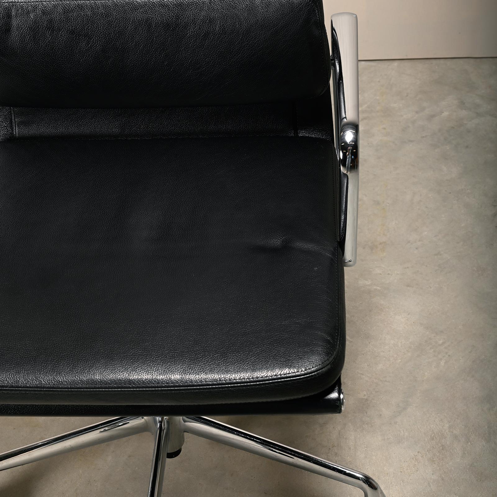 Sedia da ufficio Charles & Ray Eames EA219 in cromo e pelle nera, Vitra in vendita 3
