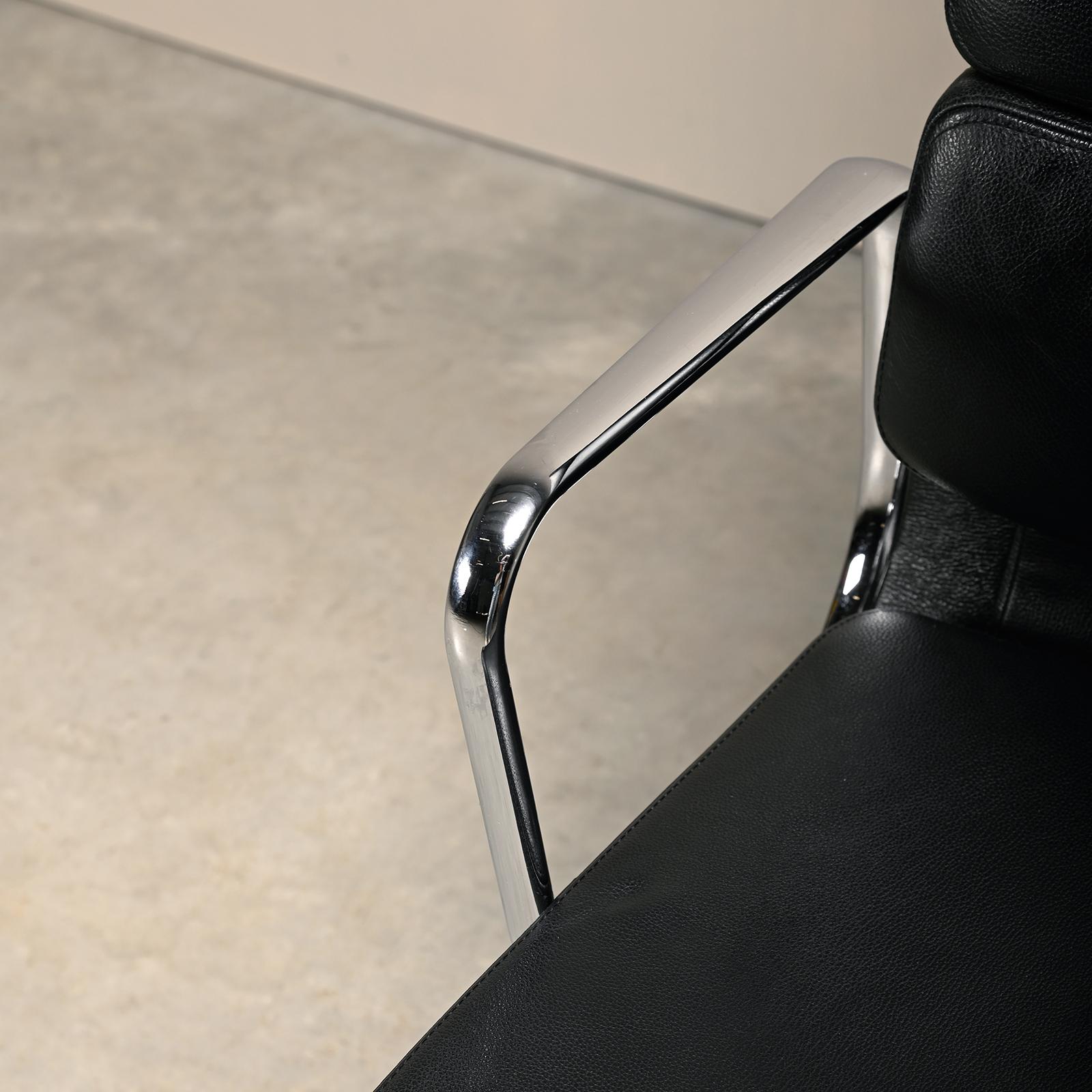 Sedia da ufficio Charles & Ray Eames EA219 in cromo e pelle nera, Vitra in vendita 4