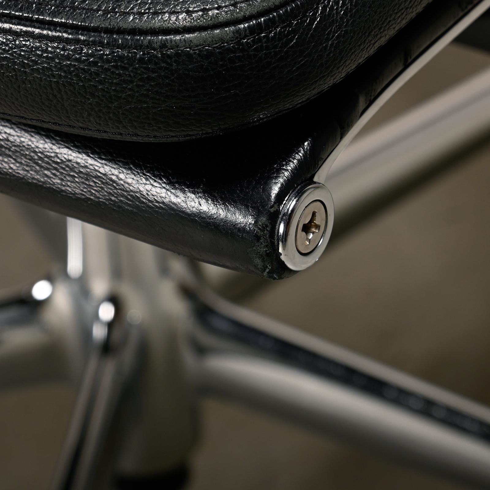 Sedia da ufficio Charles & Ray Eames EA219 in cromo e pelle nera, Vitra in vendita 6