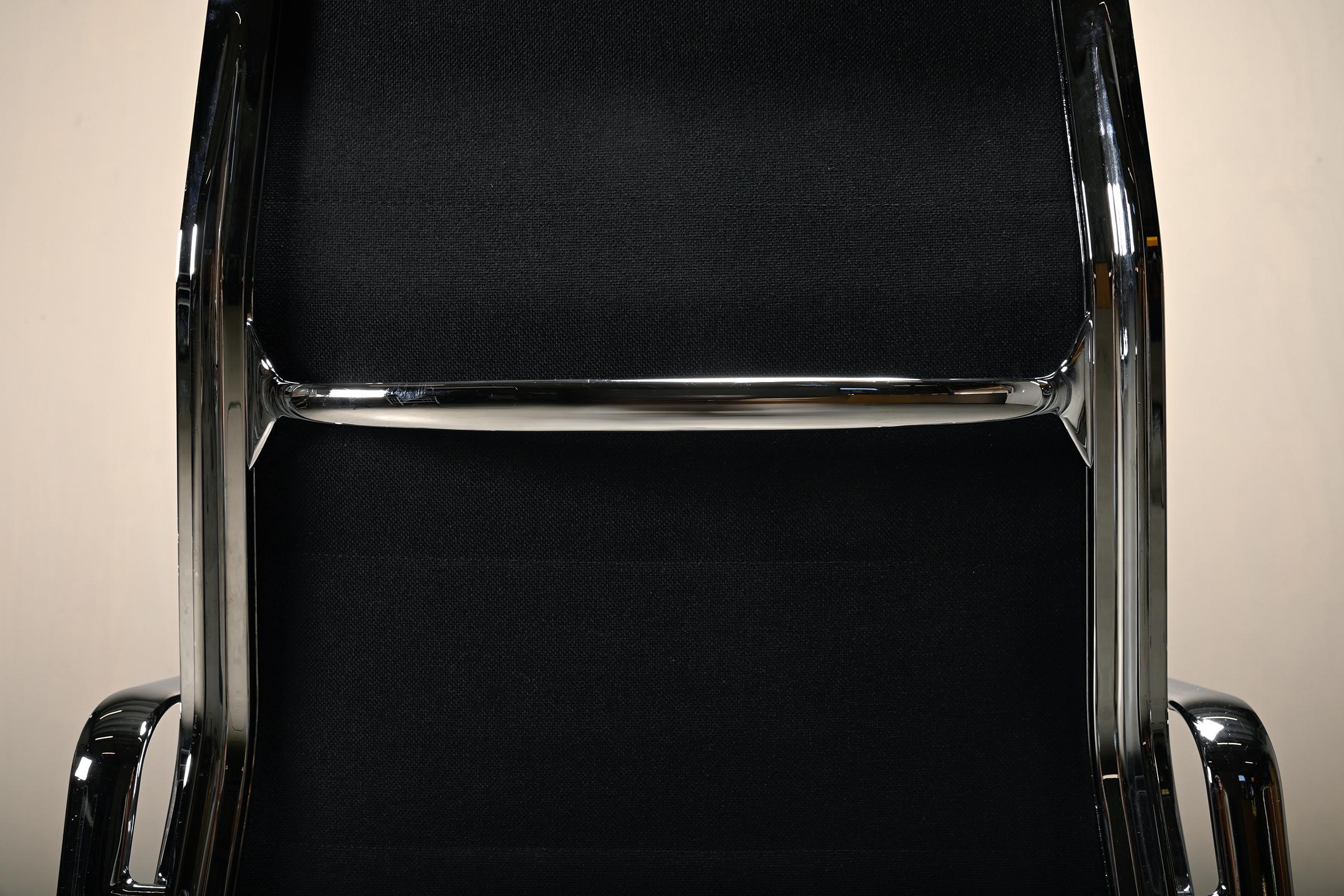 Sedia da ufficio Charles & Ray Eames EA219 in cromo e pelle nera, Vitra in vendita 7