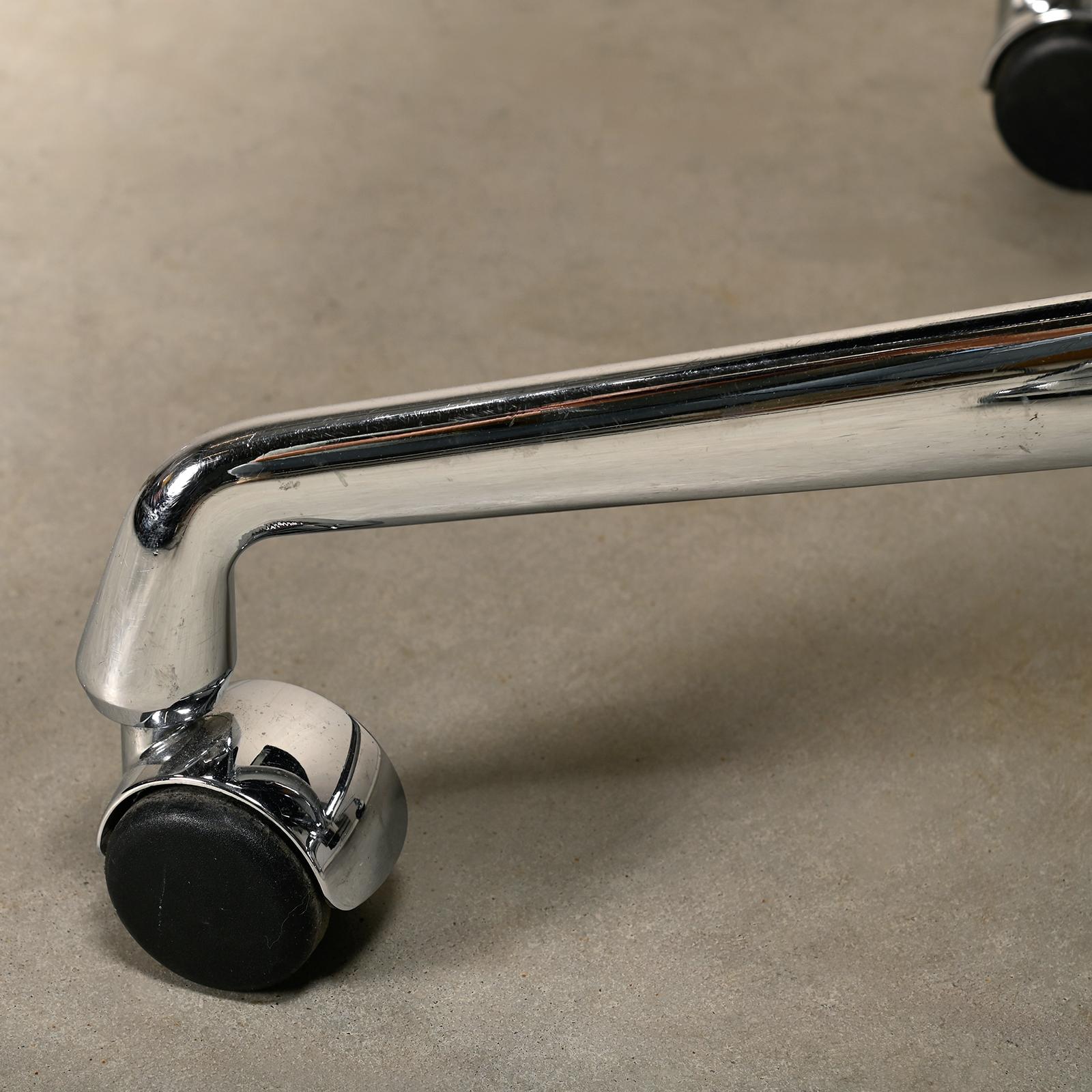Sedia da ufficio Charles & Ray Eames EA219 in cromo e pelle nera, Vitra in vendita 8