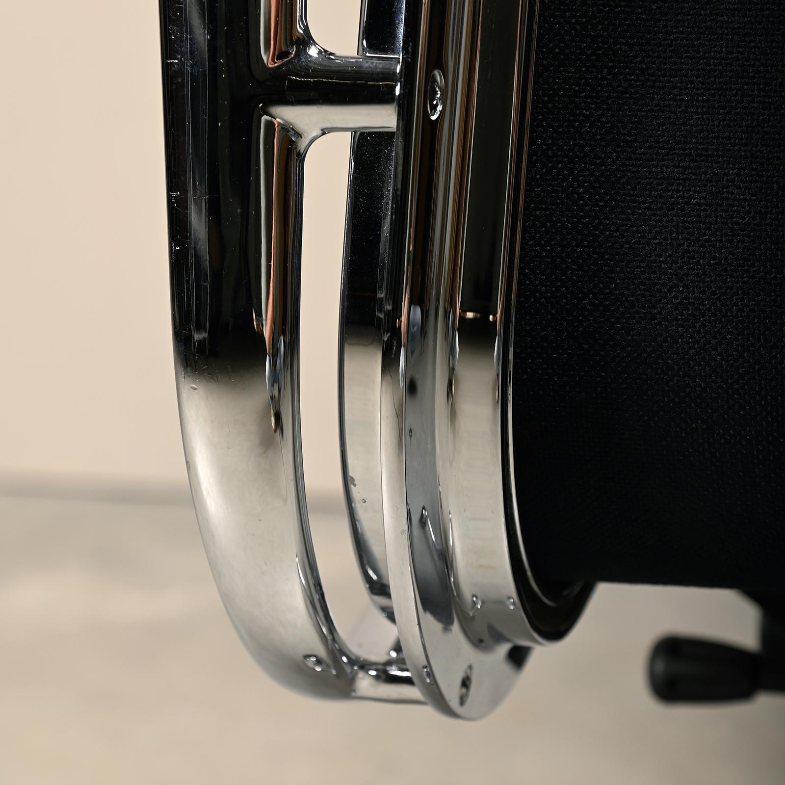 Sedia da ufficio Charles & Ray Eames EA219 in cromo e pelle nera, Vitra in vendita 9