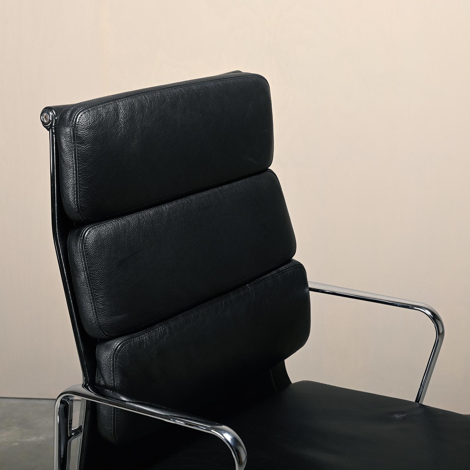 Sedia da ufficio Charles & Ray Eames EA219 in cromo e pelle nera, Vitra in vendita 10