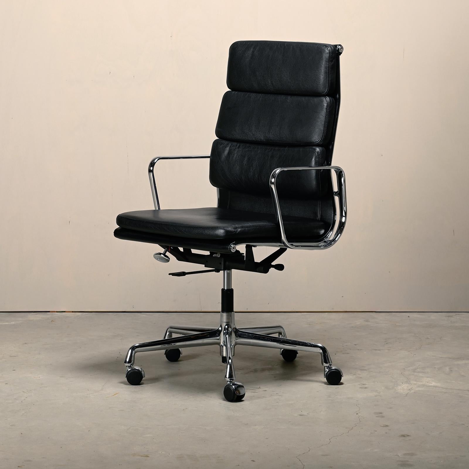 Bellissima sedia da ufficio EA219 appartenente all'iconica serie Aluminium disegnata da Charles and Ray Eames per Herman Miller (US) / Vitra (EU). Un comfort eccezionale è garantito dai cuscini in pelle, dalla regolazione dell 