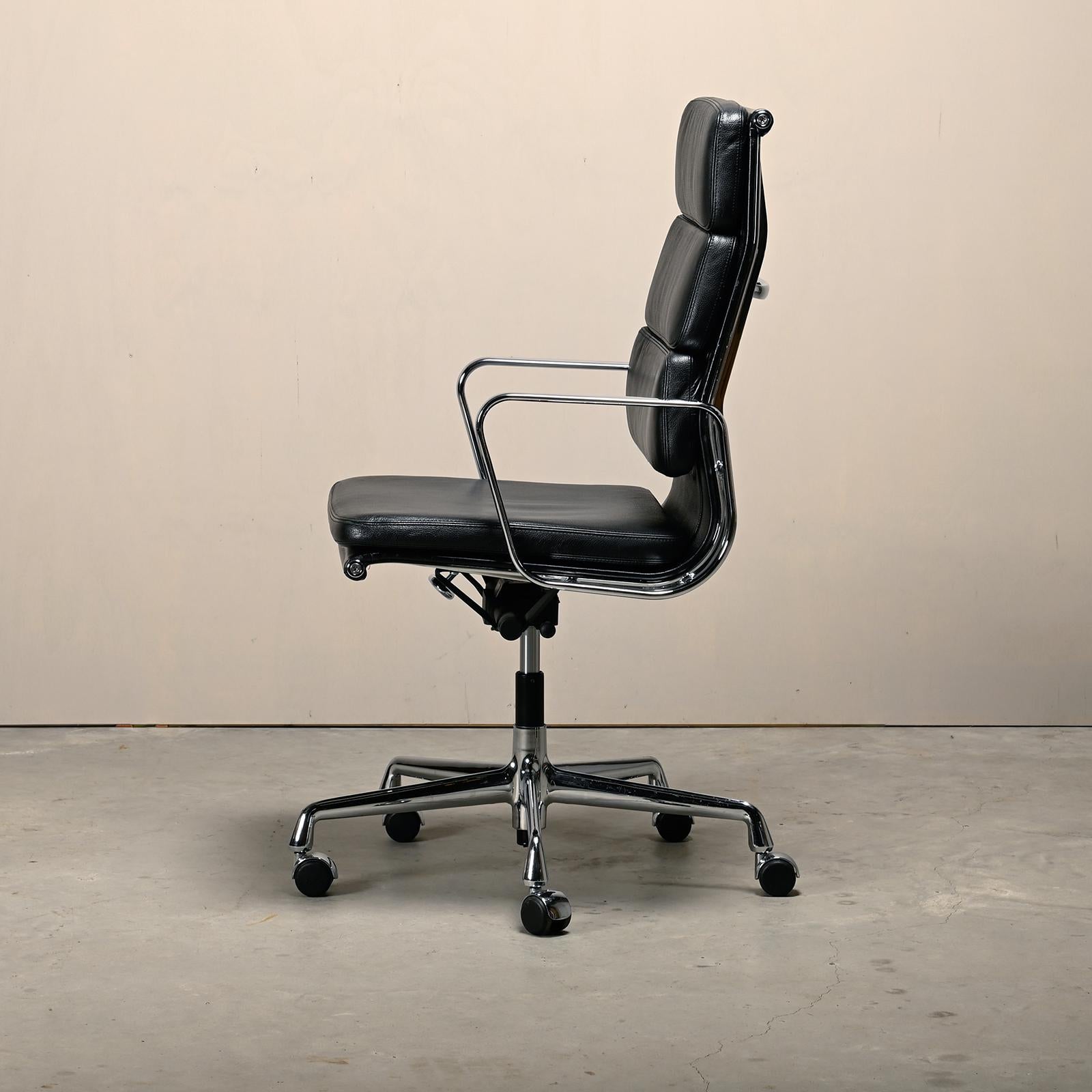 Mid-Century moderno Sedia da ufficio Charles & Ray Eames EA219 in cromo e pelle nera, Vitra in vendita