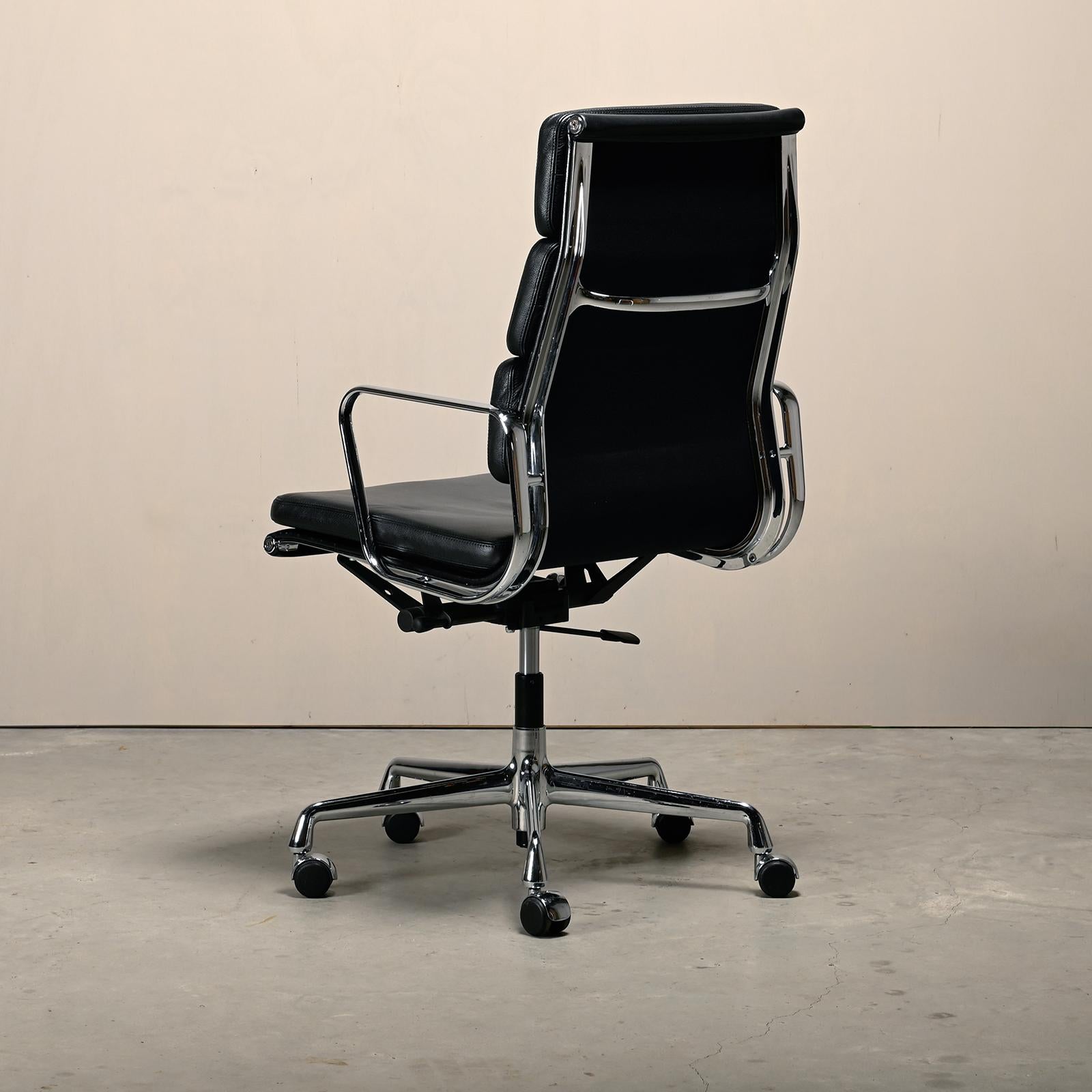 Tedesco Sedia da ufficio Charles & Ray Eames EA219 in cromo e pelle nera, Vitra in vendita